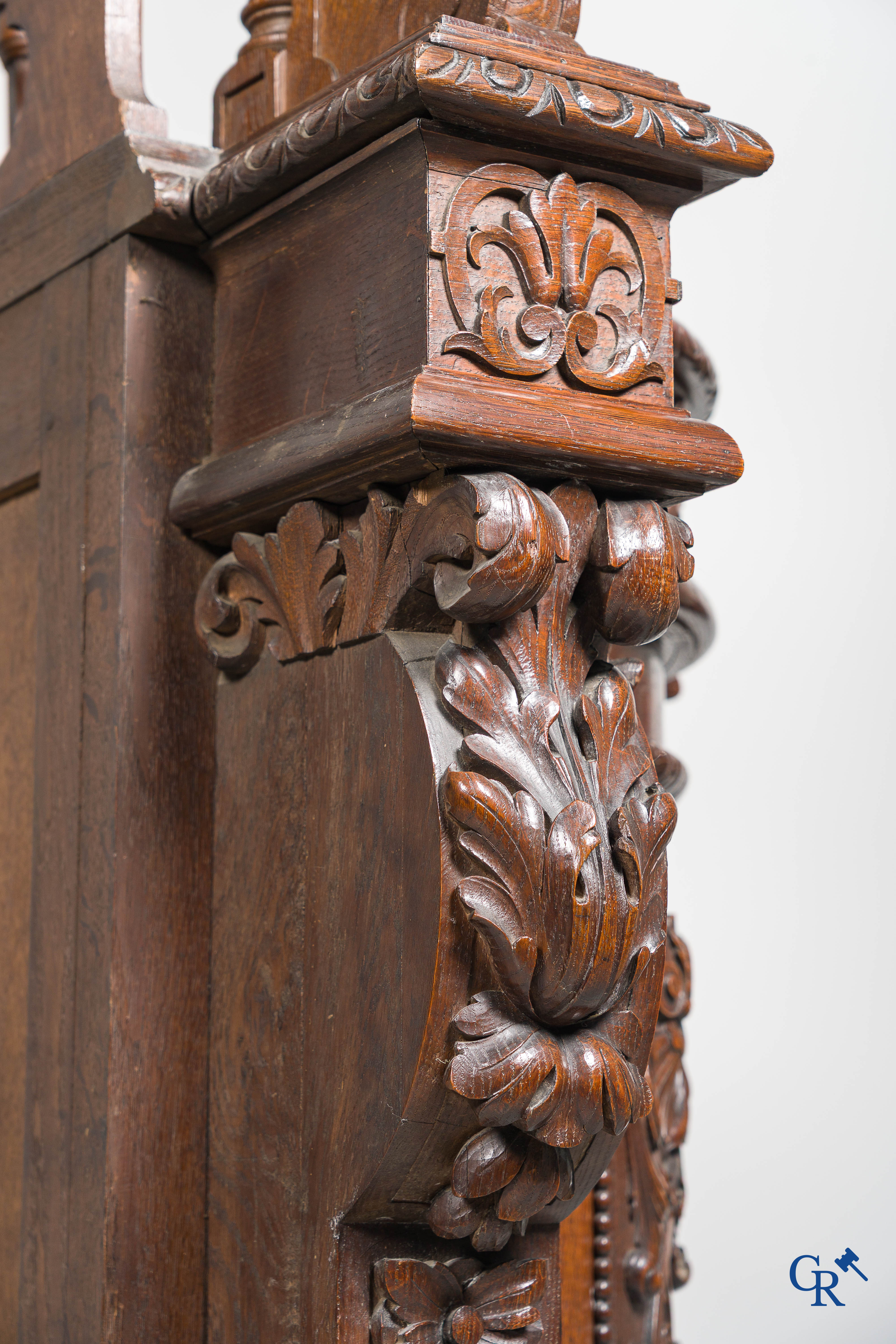 Meubelen. Rijkelijk gesculpteerd desserte meubel met wapenschilden in eikenhout. Louis XIII-stijl, 19de eeuw.