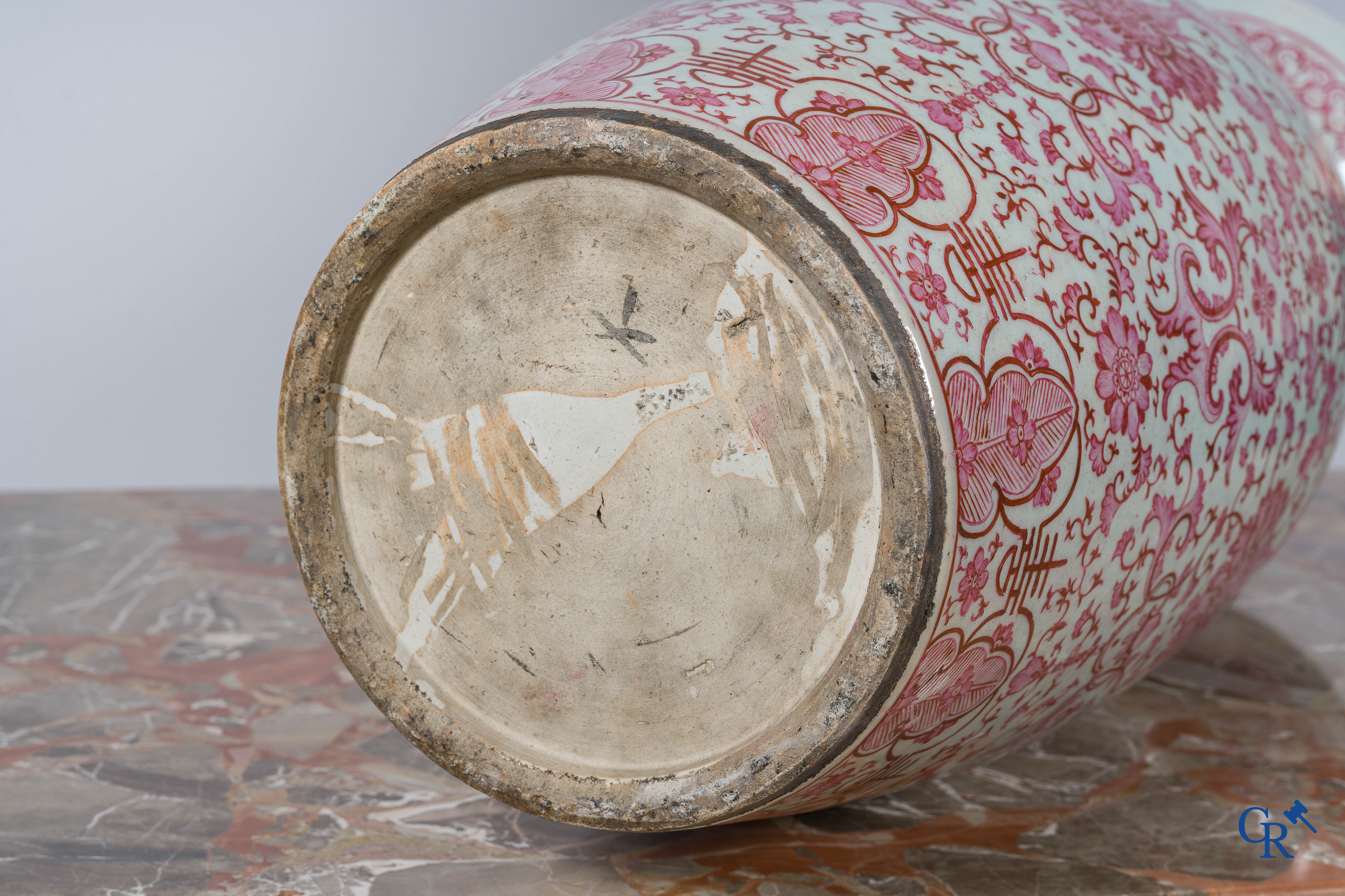 Aziatica. Chinees porselein. Grote baluster vaas met purperroze motieven. 19e eeuw.