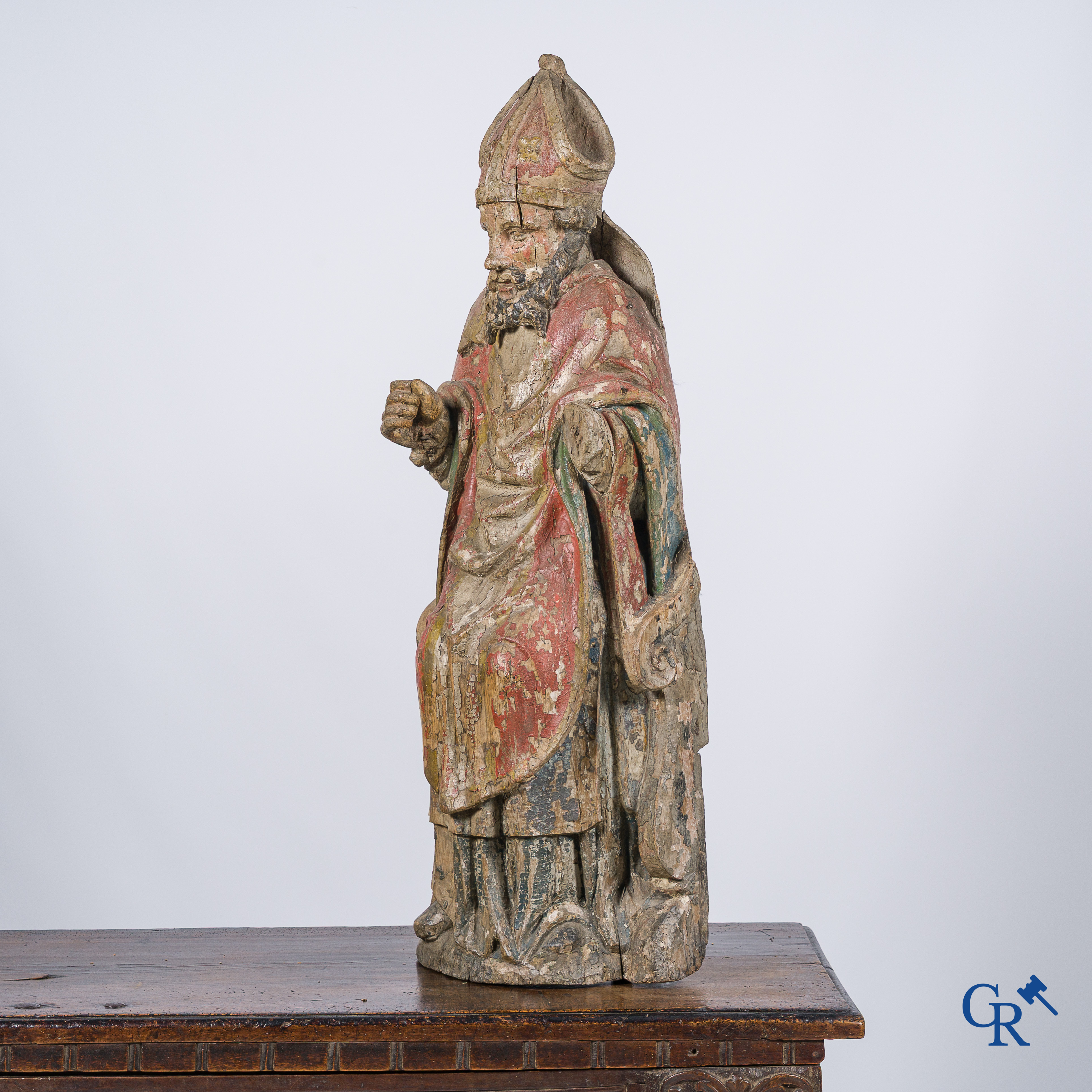Grote voorstelling van een bisschop in cathedra. Gesculpteerd en gepolychromeerd lindenhout. 17e eeuw.