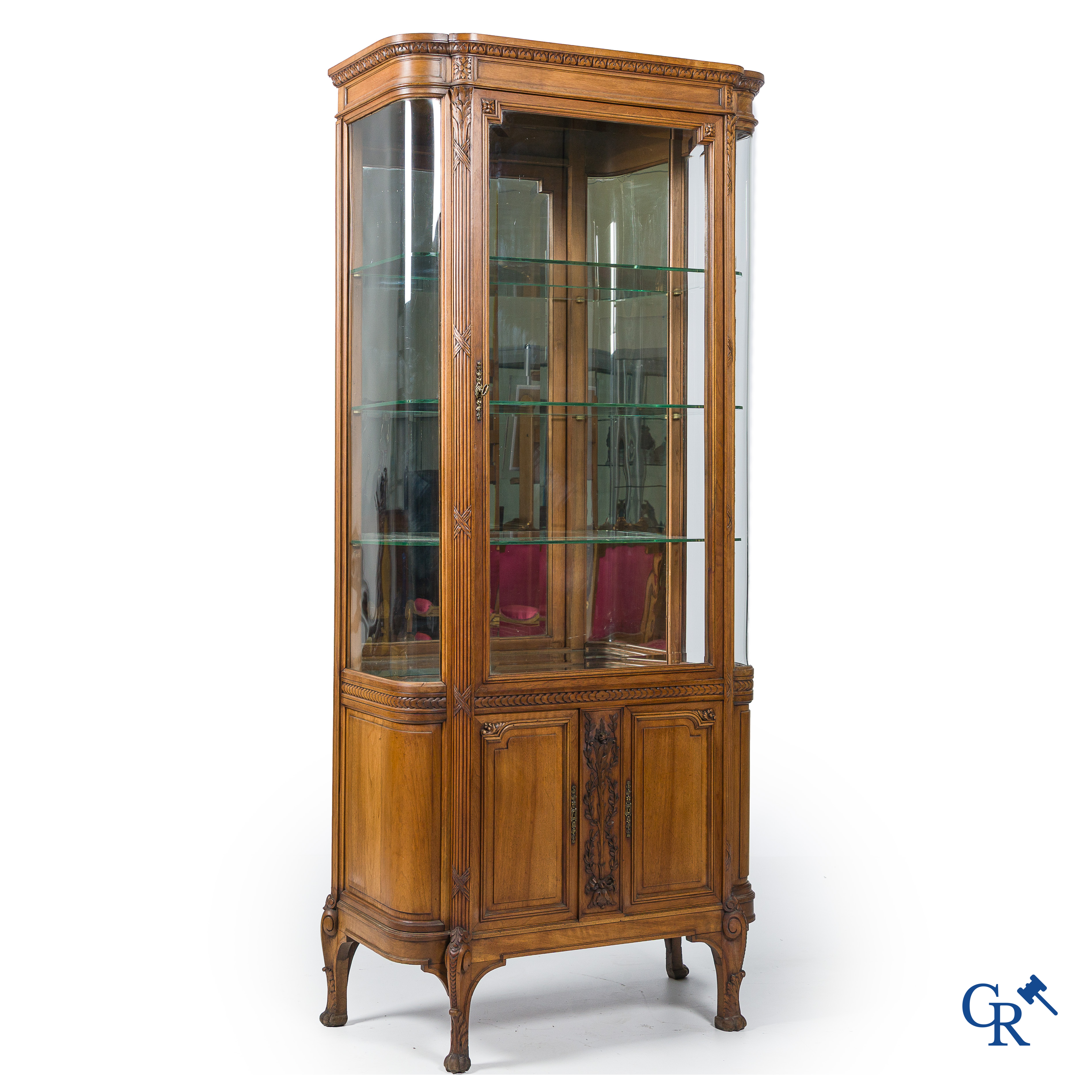 Zilver vitrinekast in notelaar met gebombeerde ruiten met facetgeslepen glas. LXVI-Stijl. Circa 1920.