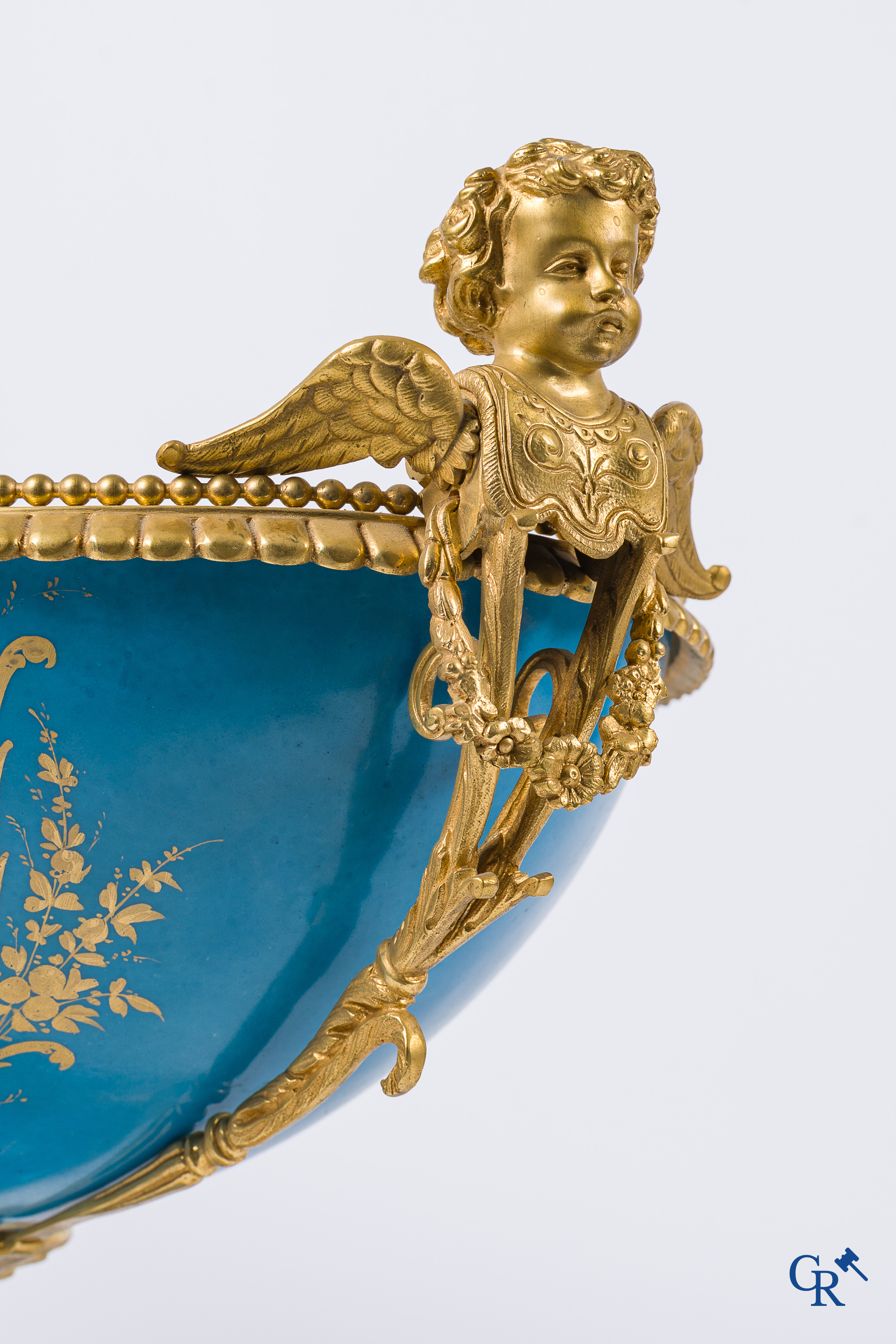 Sèvres. Imposante milieu de table in Sèvres porselein met vergulde bronzen monturen. LXVI-stijl, circa 1900.