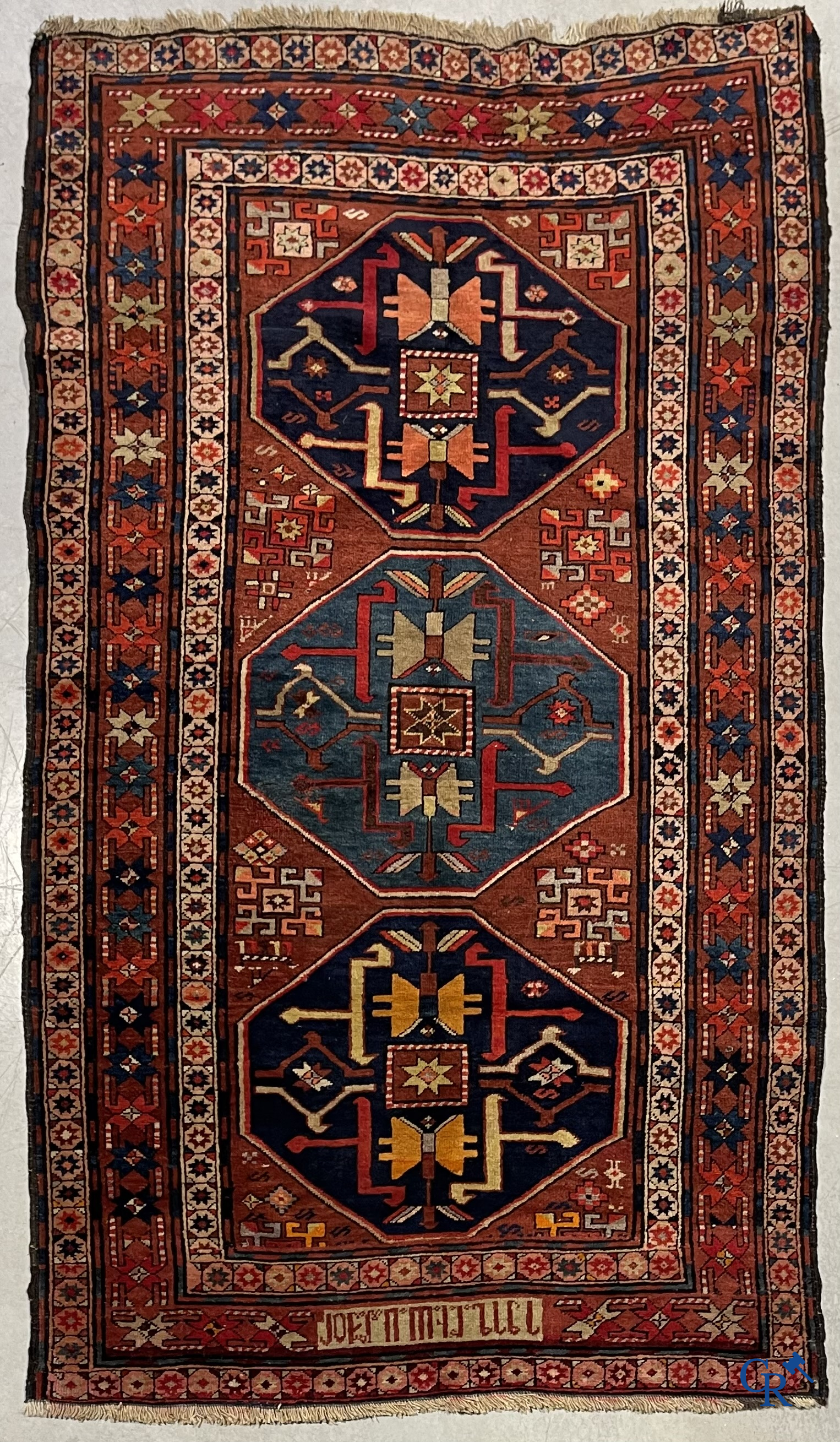 Oosterse tapijten. Antiek handgeknoopt Perzisch tapijt met inscripties. Kazak.