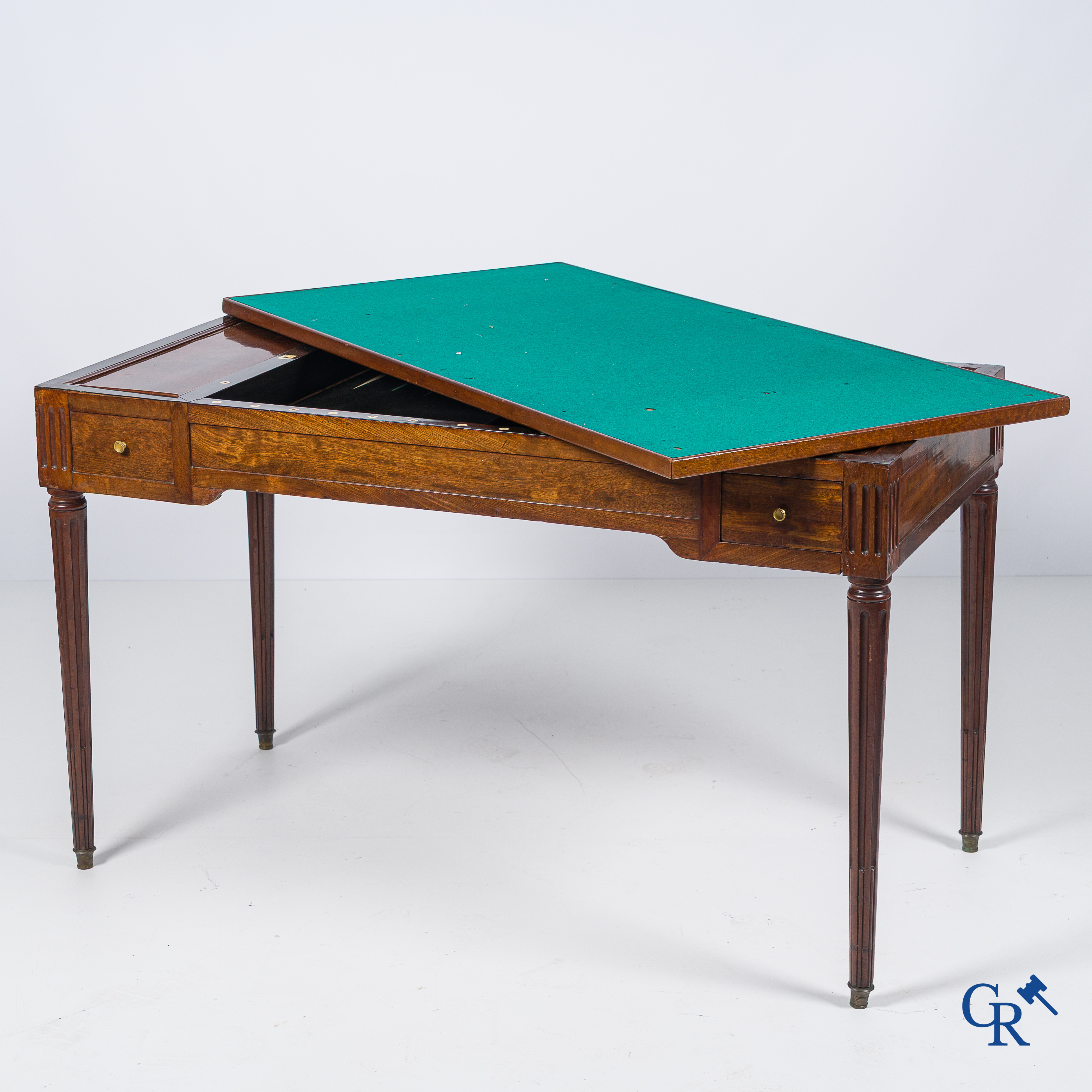 LXVI-Tijdperk. Een speeltafel in mahonie, ebbenhoutfineer en diverse soorten inlegwerk. Eind 18e eeuw.