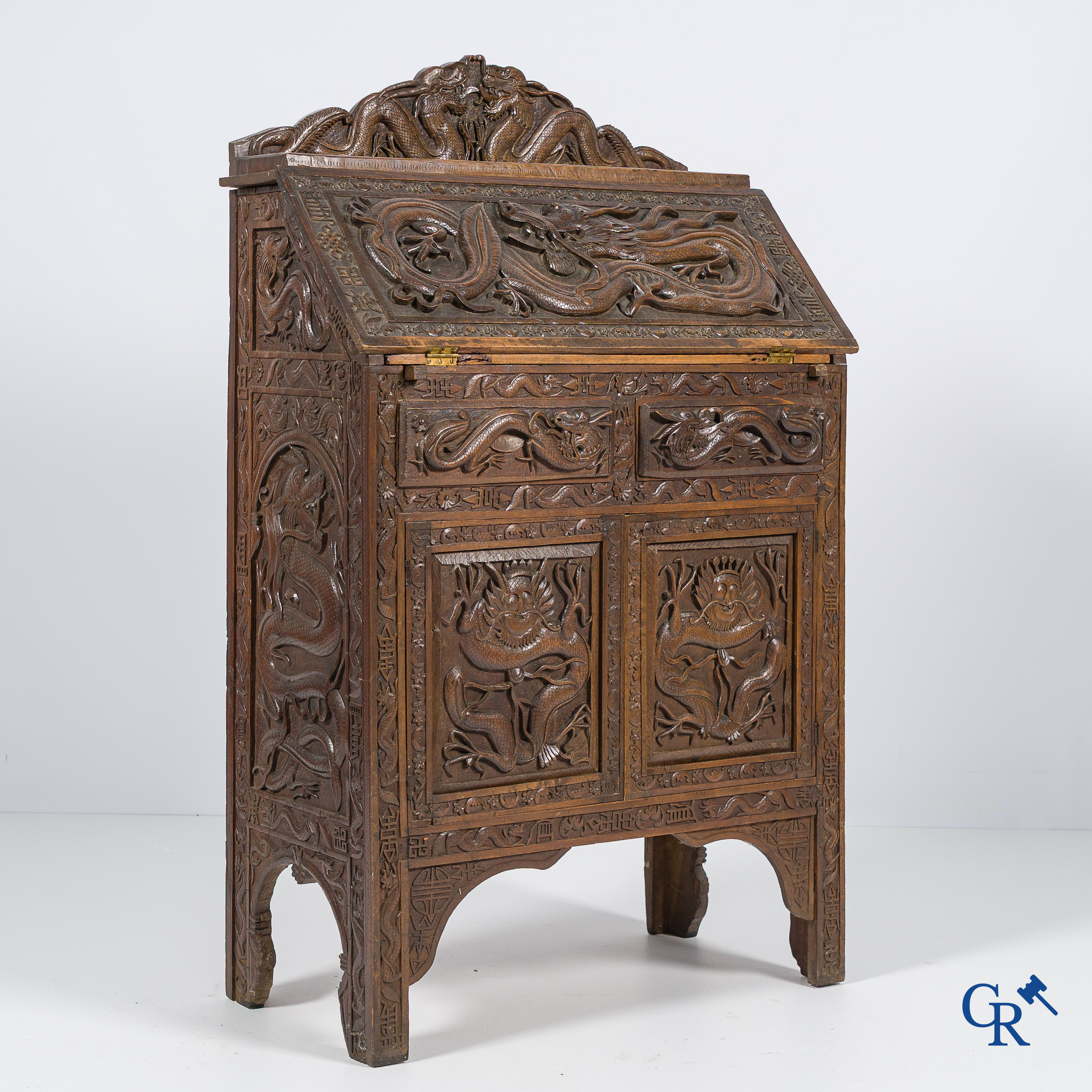 Hout gesculpteerde secretaire met drakenmotief. Eind 19e eeuw.