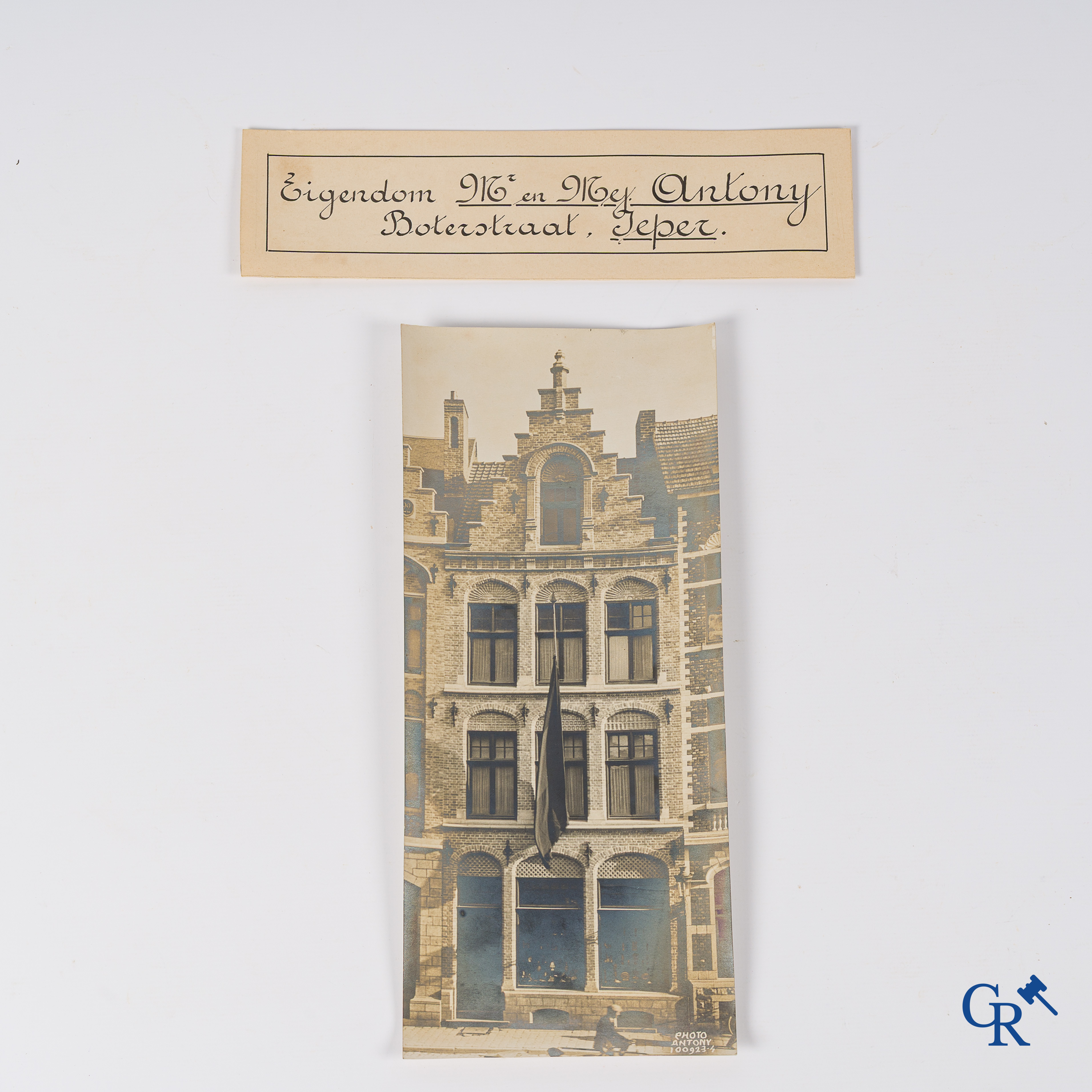 Fotografie. Maurice Antony (Ieper 1883 - Oostende 1963) Interessante foto van het huis van de familie Antony te Ieper.