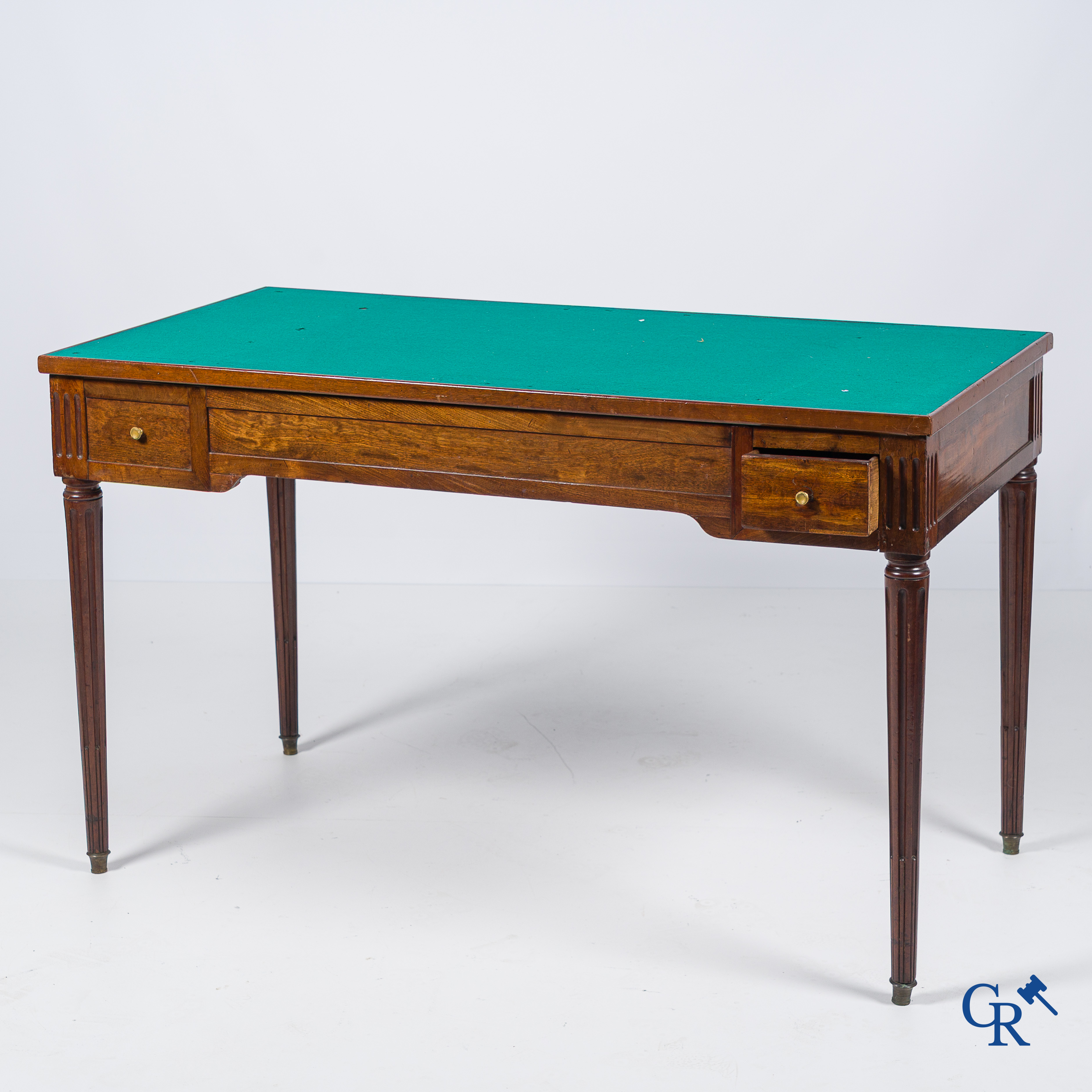 Epoque LXVI. Table à jeu en acajou, placage d'ébène et divers types d'incrustations. Fin XVIIIème.