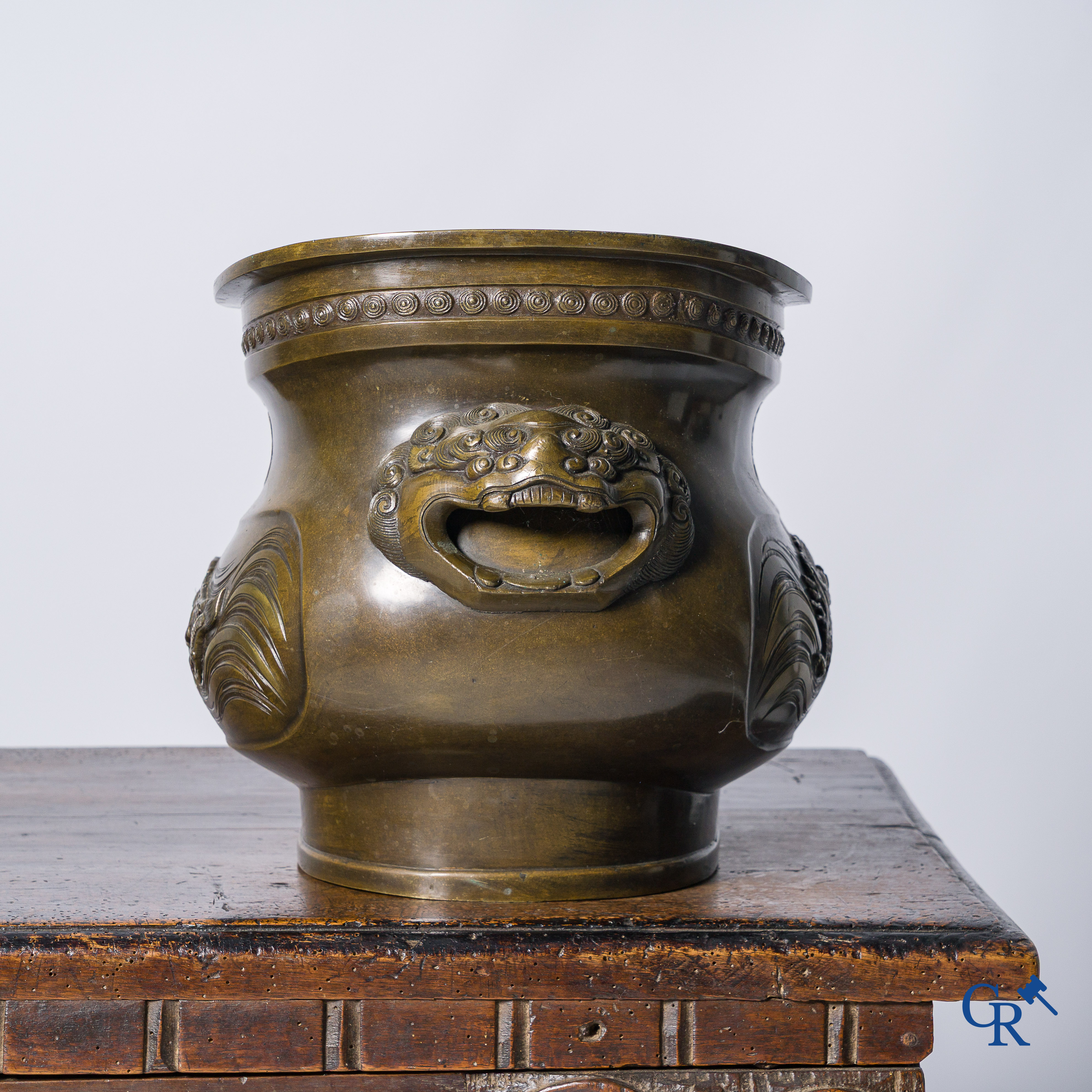 Aziatica. Japan. Grote bronzen jardinière of milieu de table met draken decor. Gemerkt, 19e eeuw.