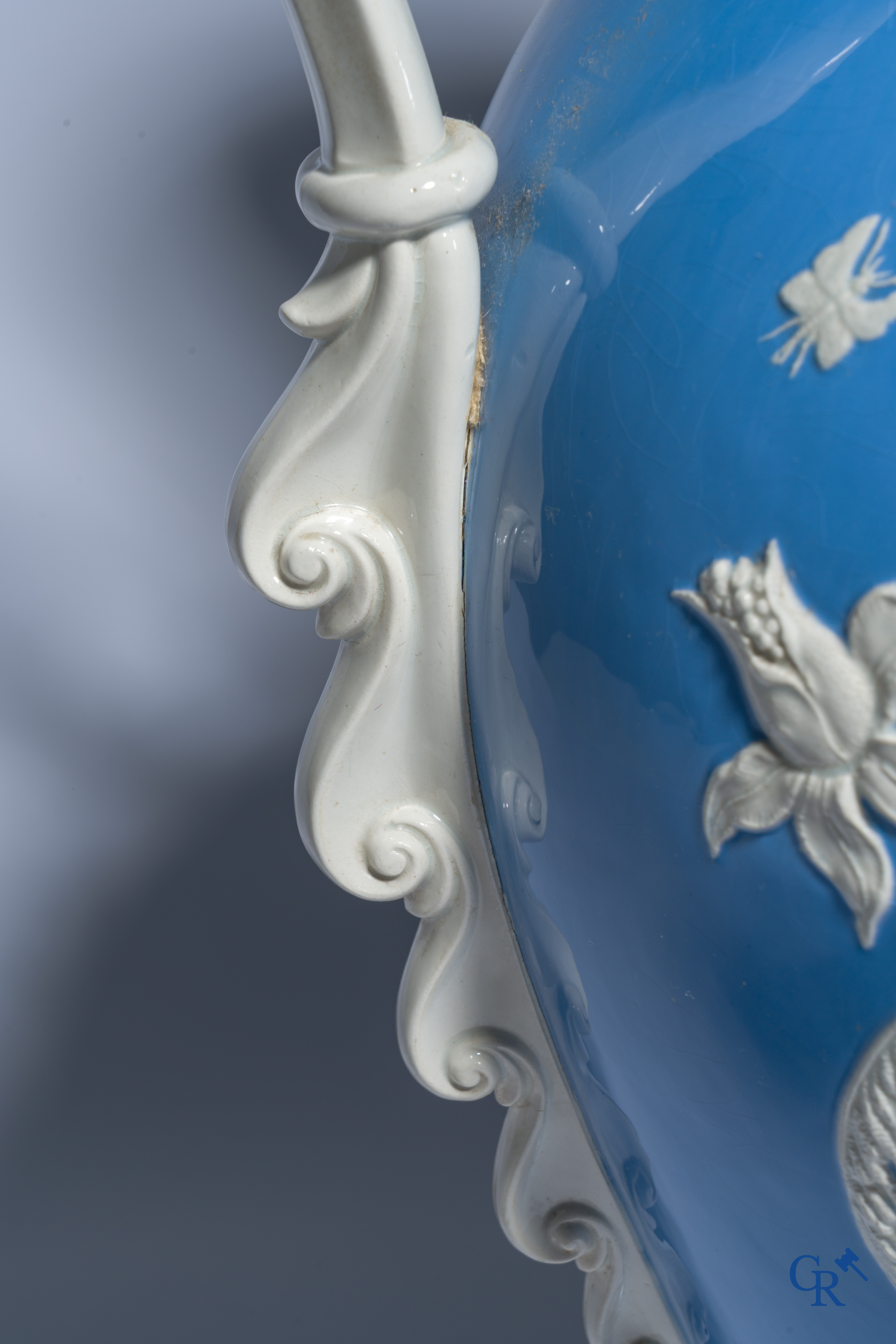 Uitzonderlijke en imposante vaas in faience met een Aziatisch decor. In de stijl van Wedgwood of Mintons. 19de eeuw.