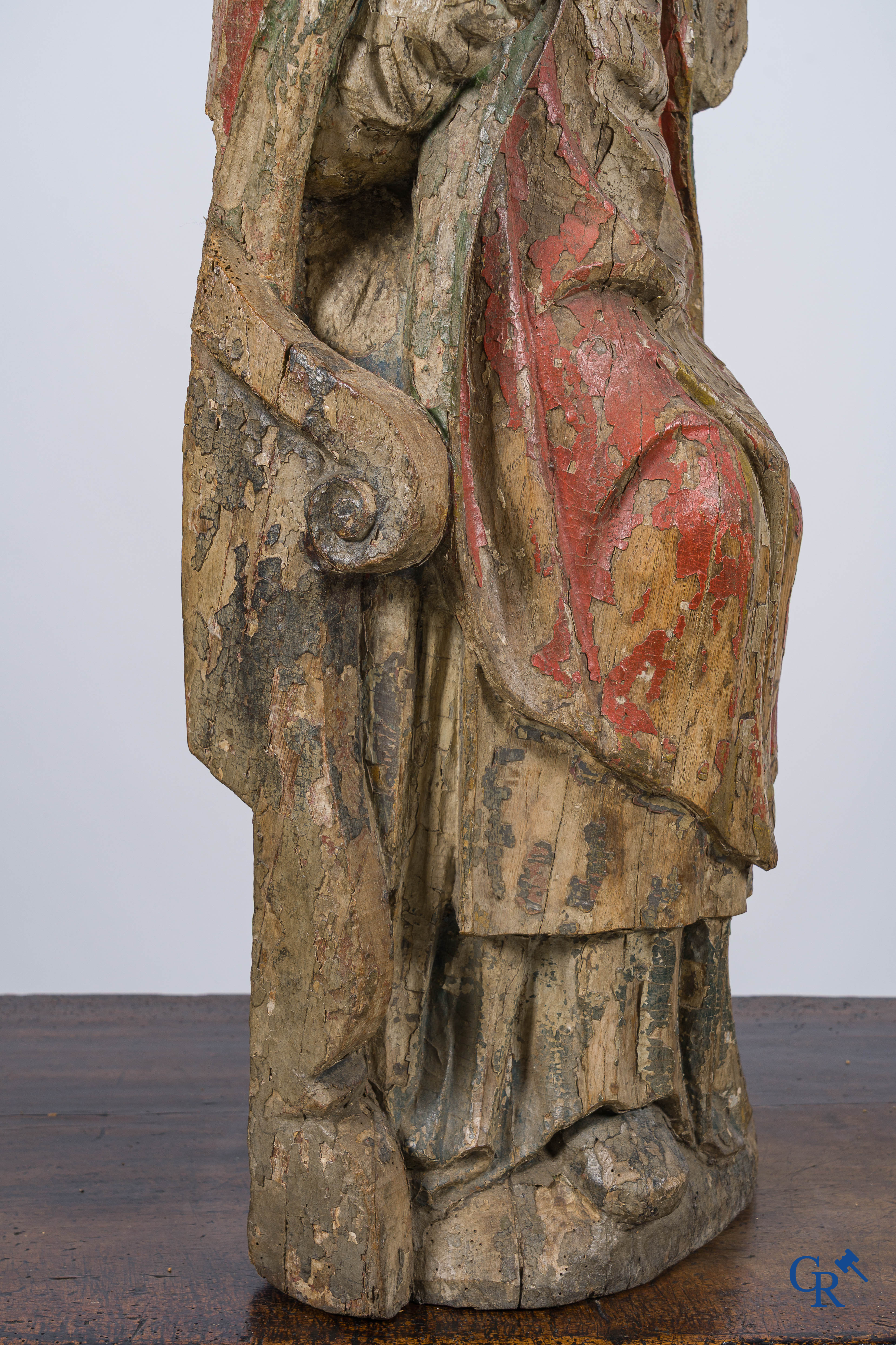 Grote voorstelling van een bisschop in cathedra. Gesculpteerd en gepolychromeerd lindenhout. 17e eeuw.