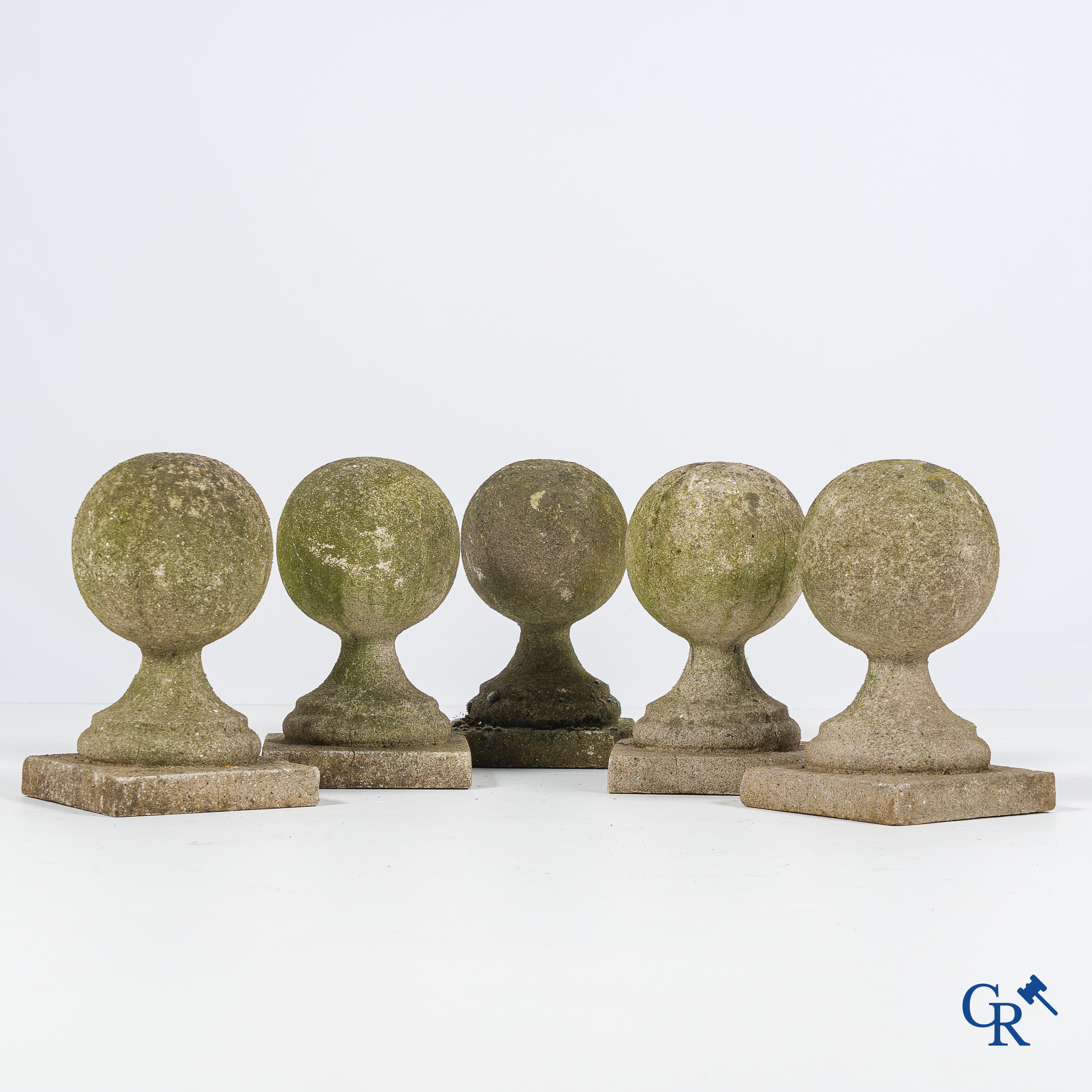 Tuindecoratie. Reeks van 5 beton tuinbollen op voet dienend als decoratie op een afsluiting. Circa 1900.