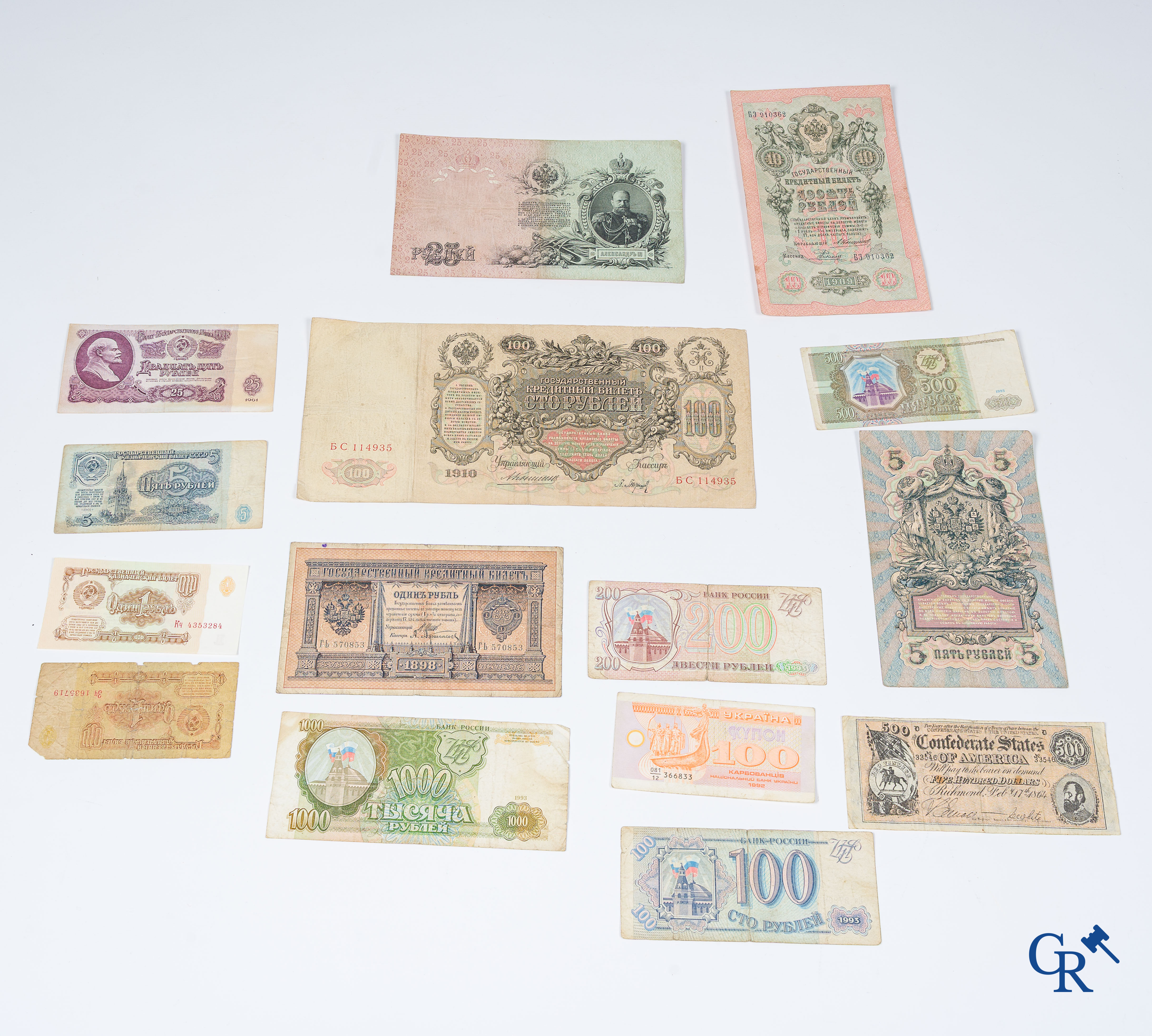 Kleine verzameling munten en bankbiljetten waaronder Russische bankbiljetten en een Russische munt in zilver.