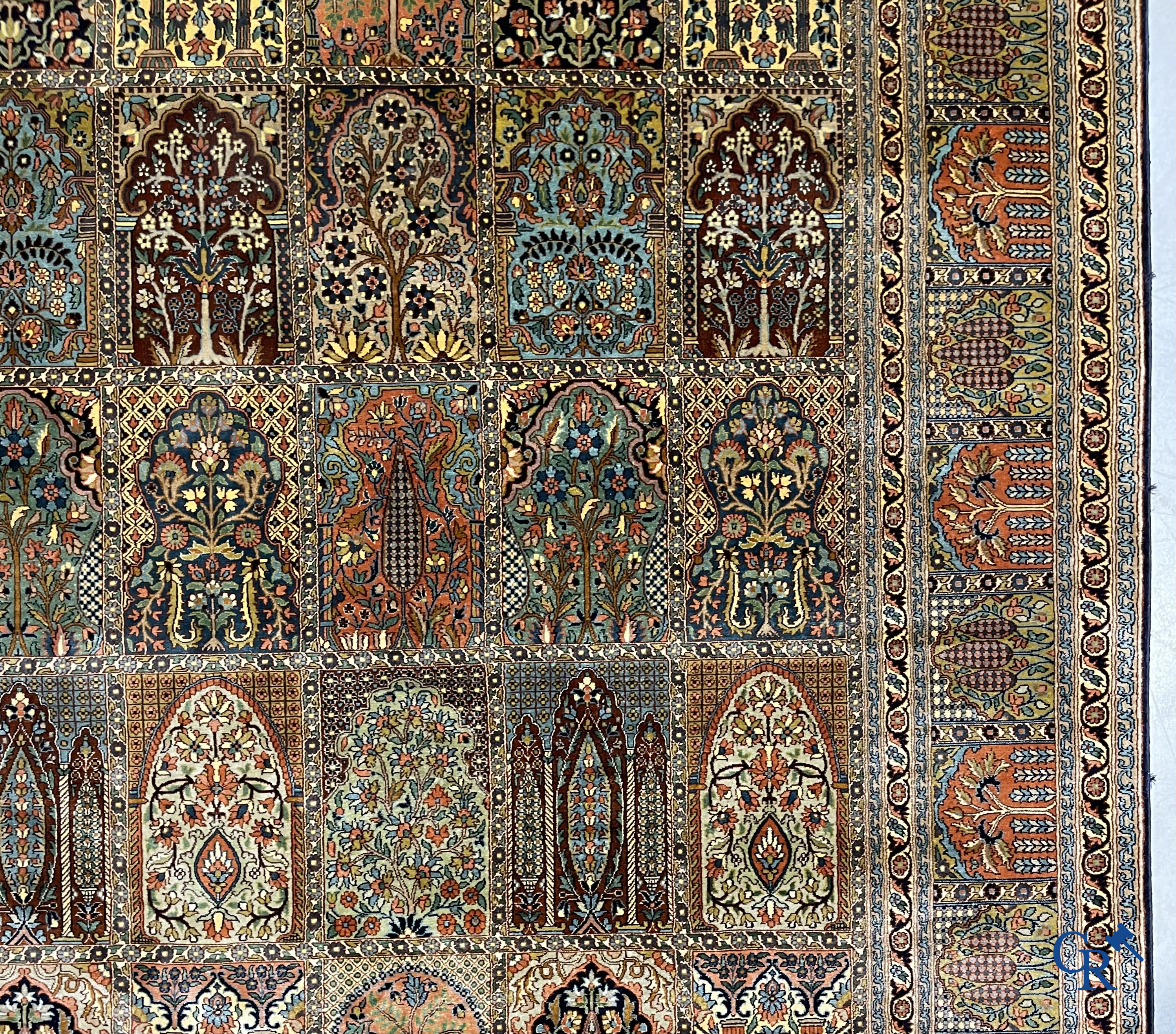 Oosterse tapijten. Uitzonderlijk zijden Khesti "garden design" tapijt. Kashmir.