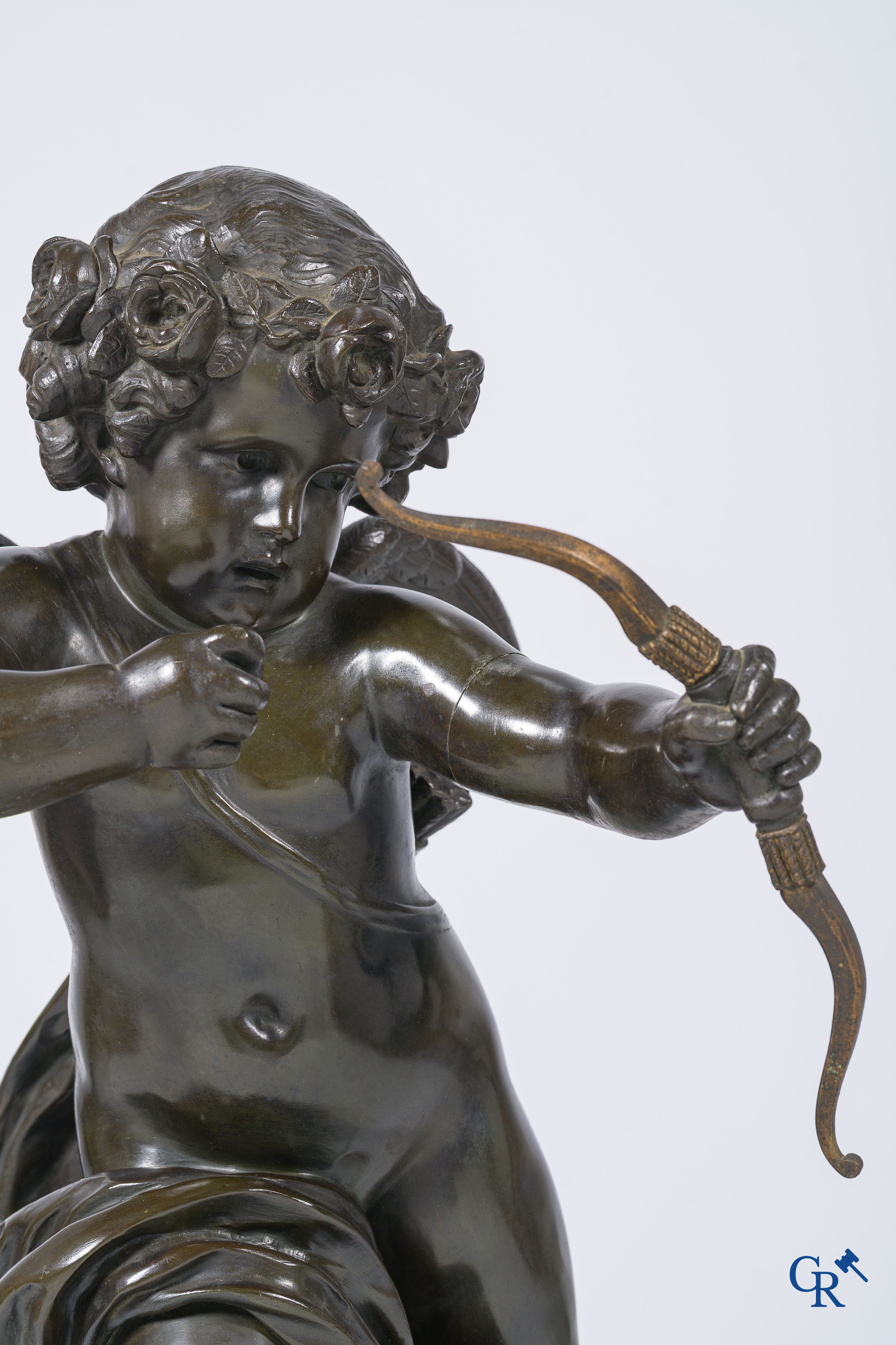 Jean Antoine Houdon (naar) Imposante klok in marmer met bronzen voorstelling van een cupido. LXVI-stijl. Circa 1900.