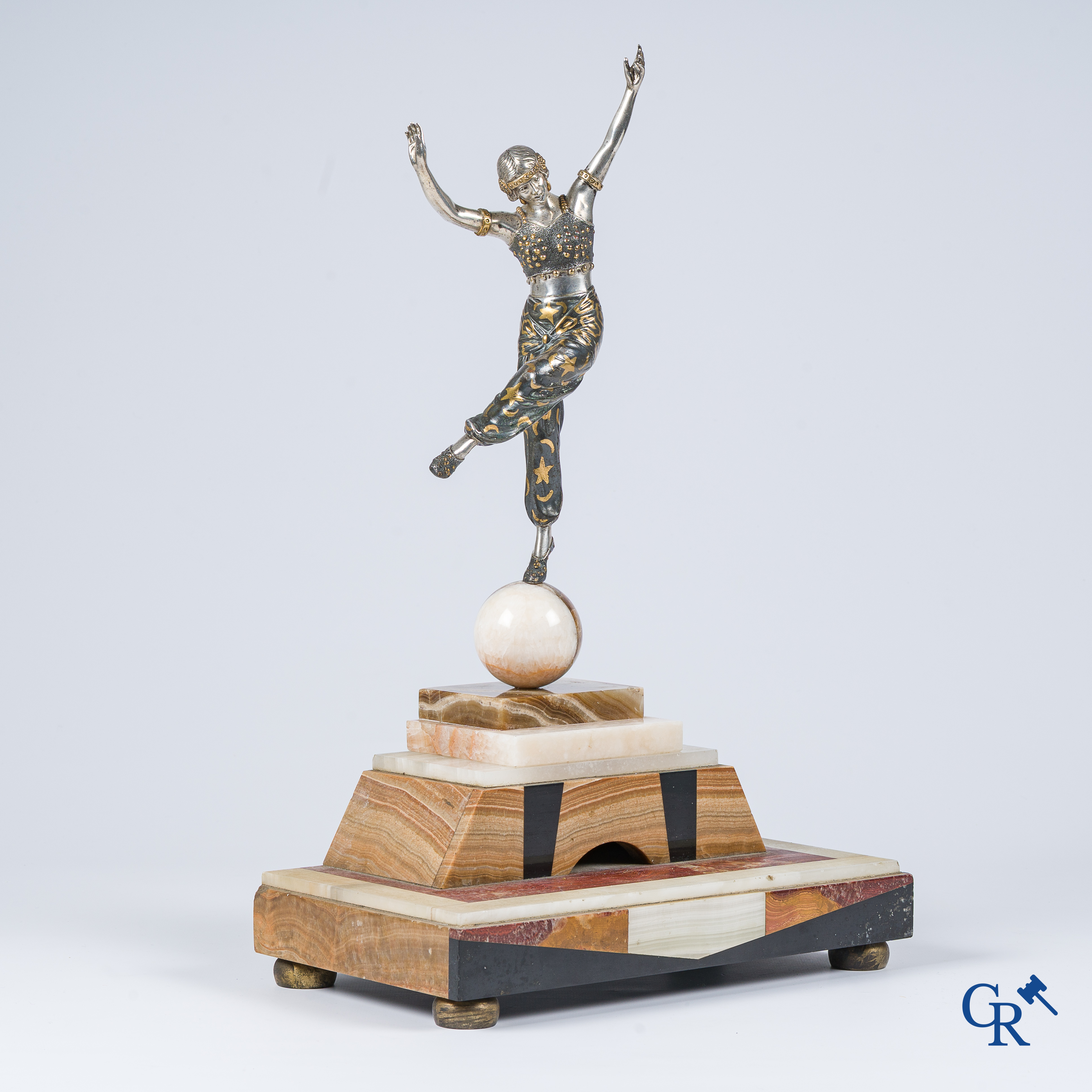 Art Deco. Oriëntaalse danseres in verzilverd en gepatineerd brons in damas. Sokkel in marmer en onix. Circa 1925.