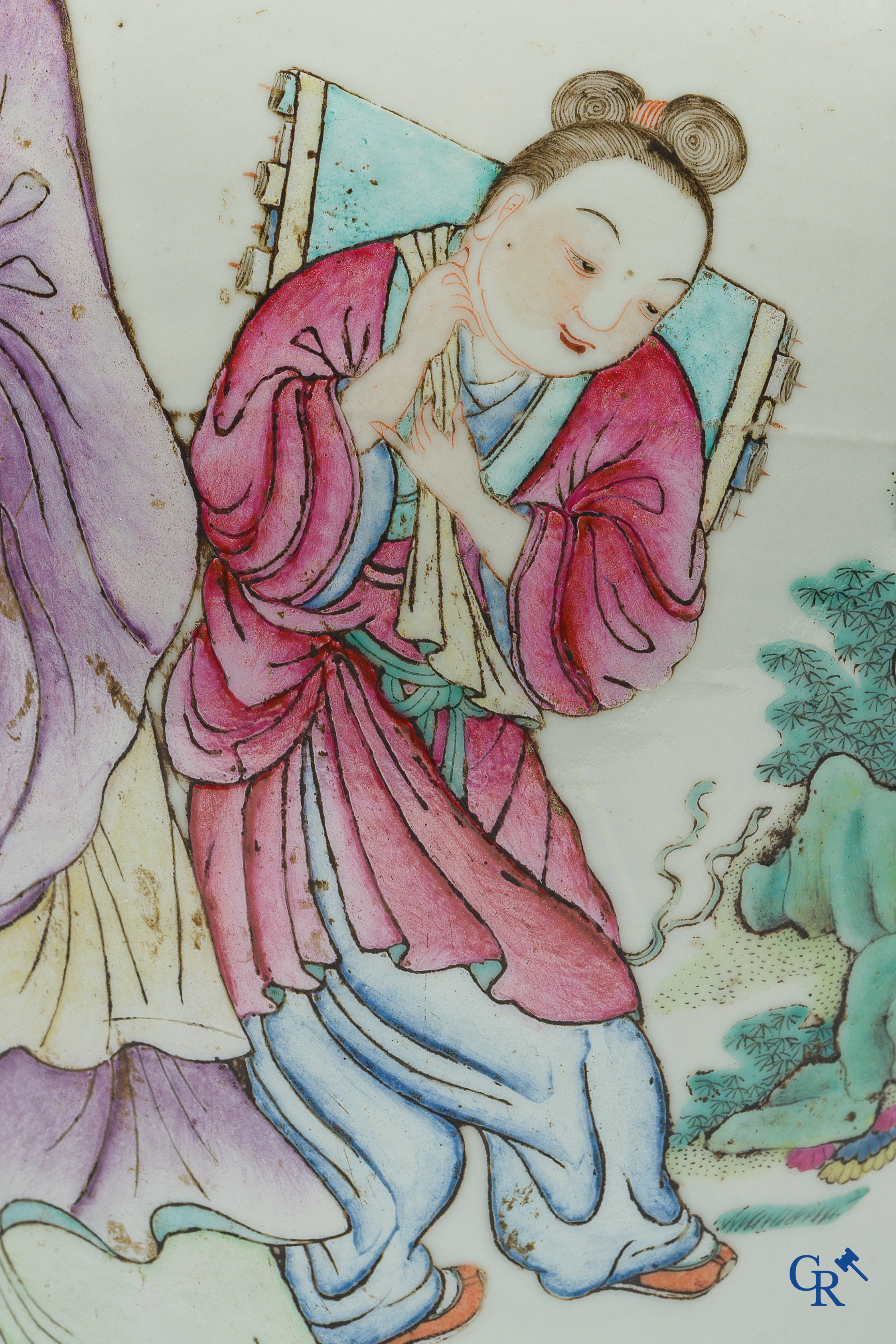 Aziatica. Chinees porselein. Een Chinese famille rose vaas met personages. Gemerkt.