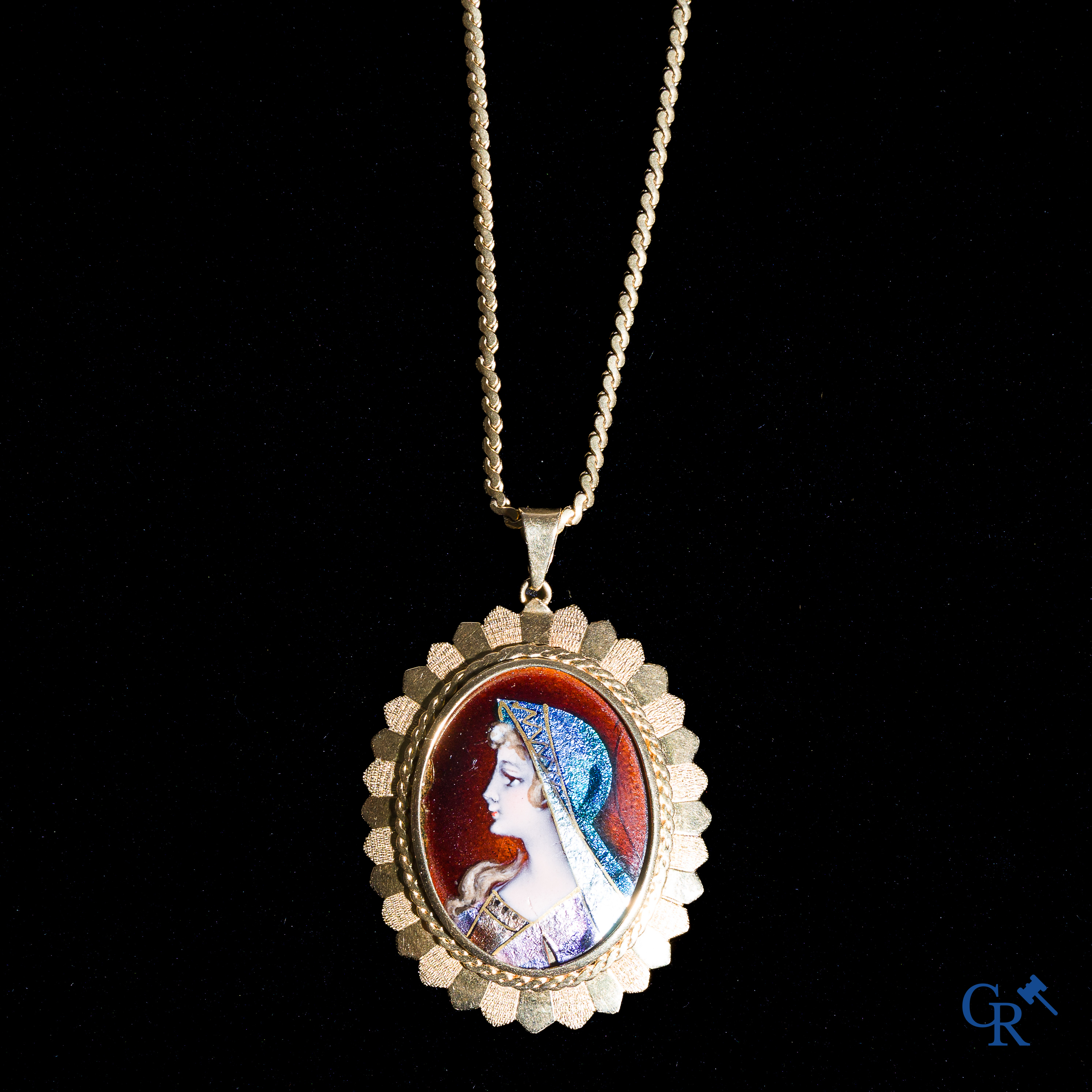 Juwelen. Halsketting en hanger in goud 750°/00 bezet met een Limoges plakket.