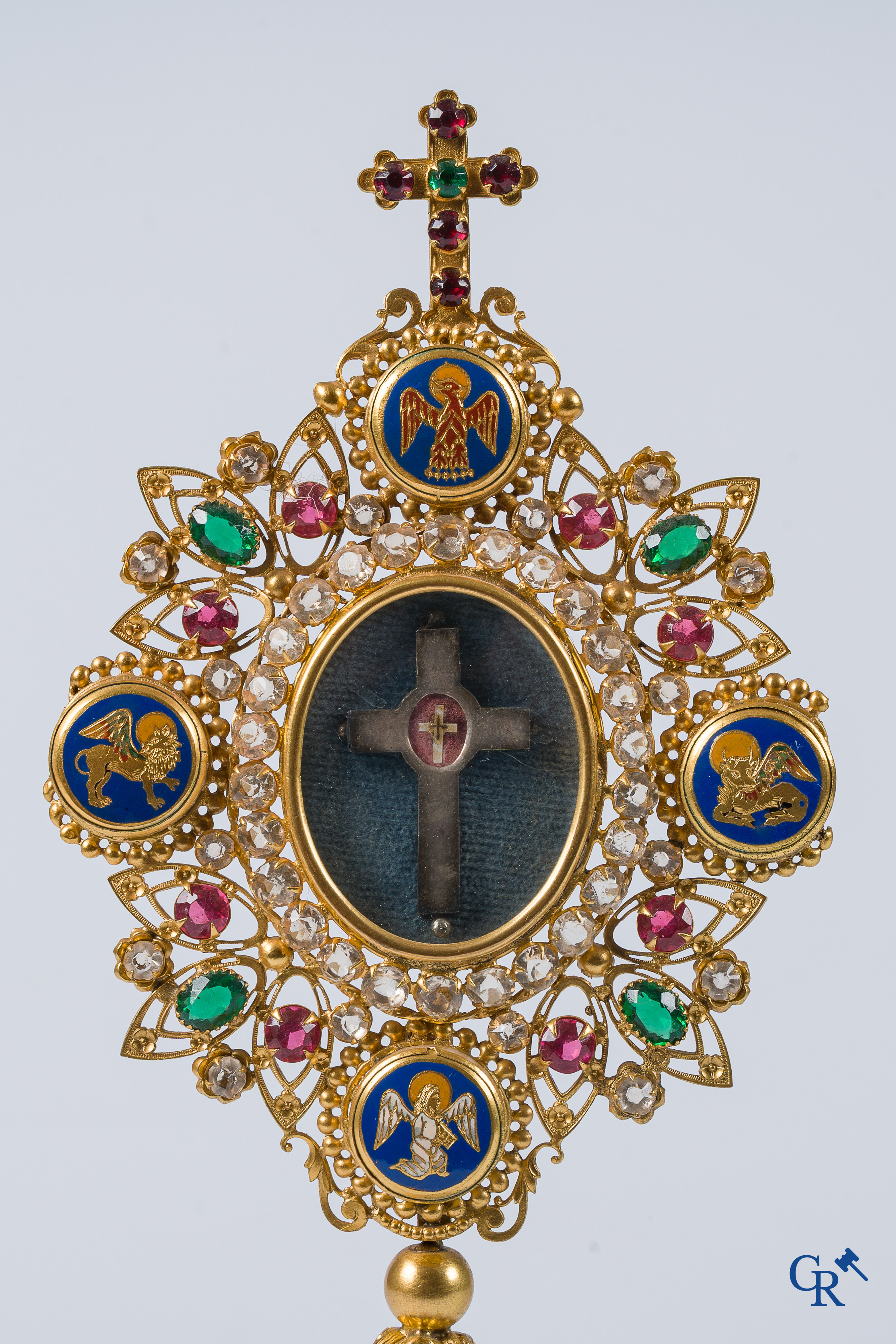 Religieuze objecten. Reliekhouder in messing en Champlevé emaille met een reliek ingewerkt in een zilver kruis.