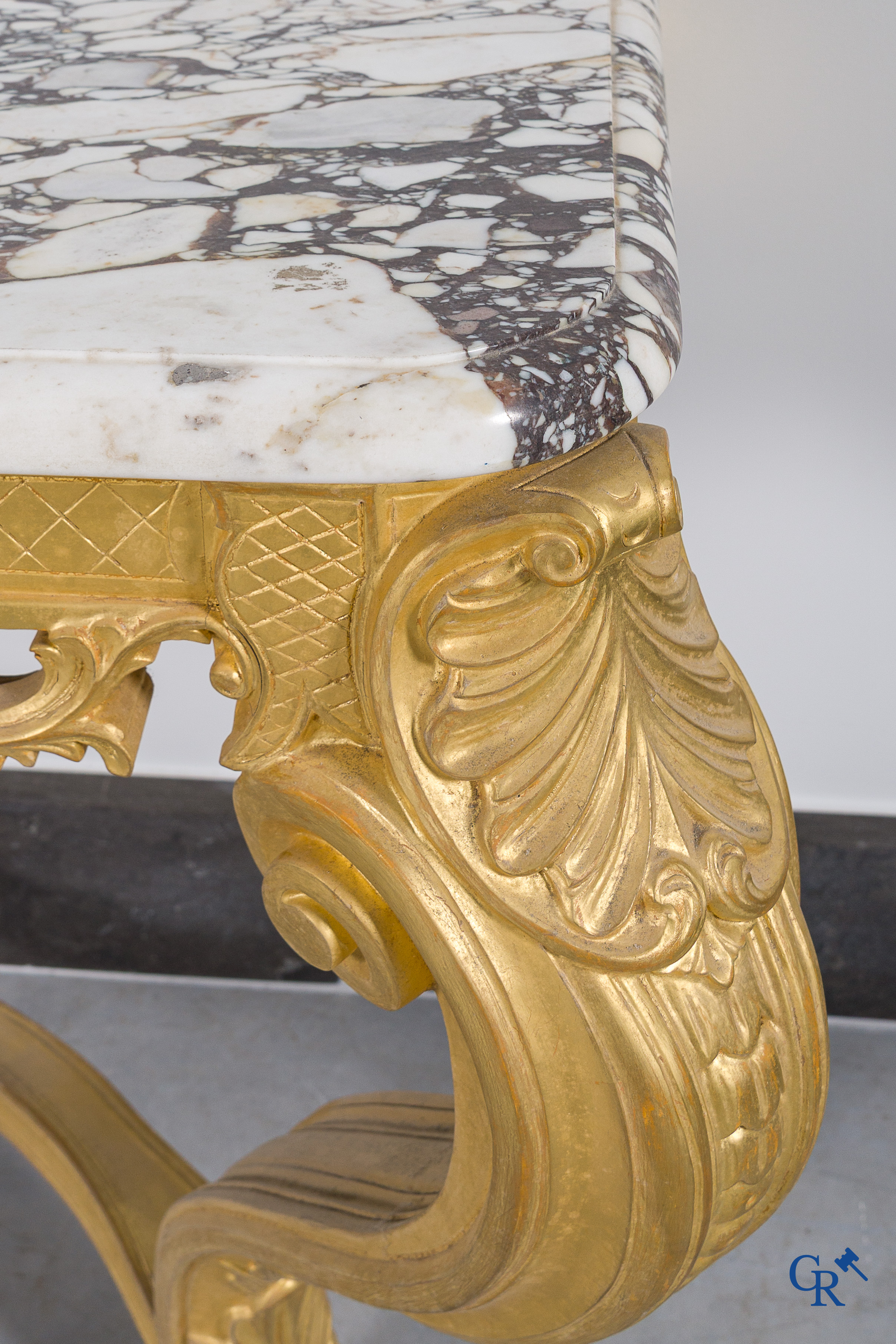 Imposante hout gesculpteerde en vergulde wandconsole met marmer bovenblad. LXV-Stijl, 20ste eeuw.
