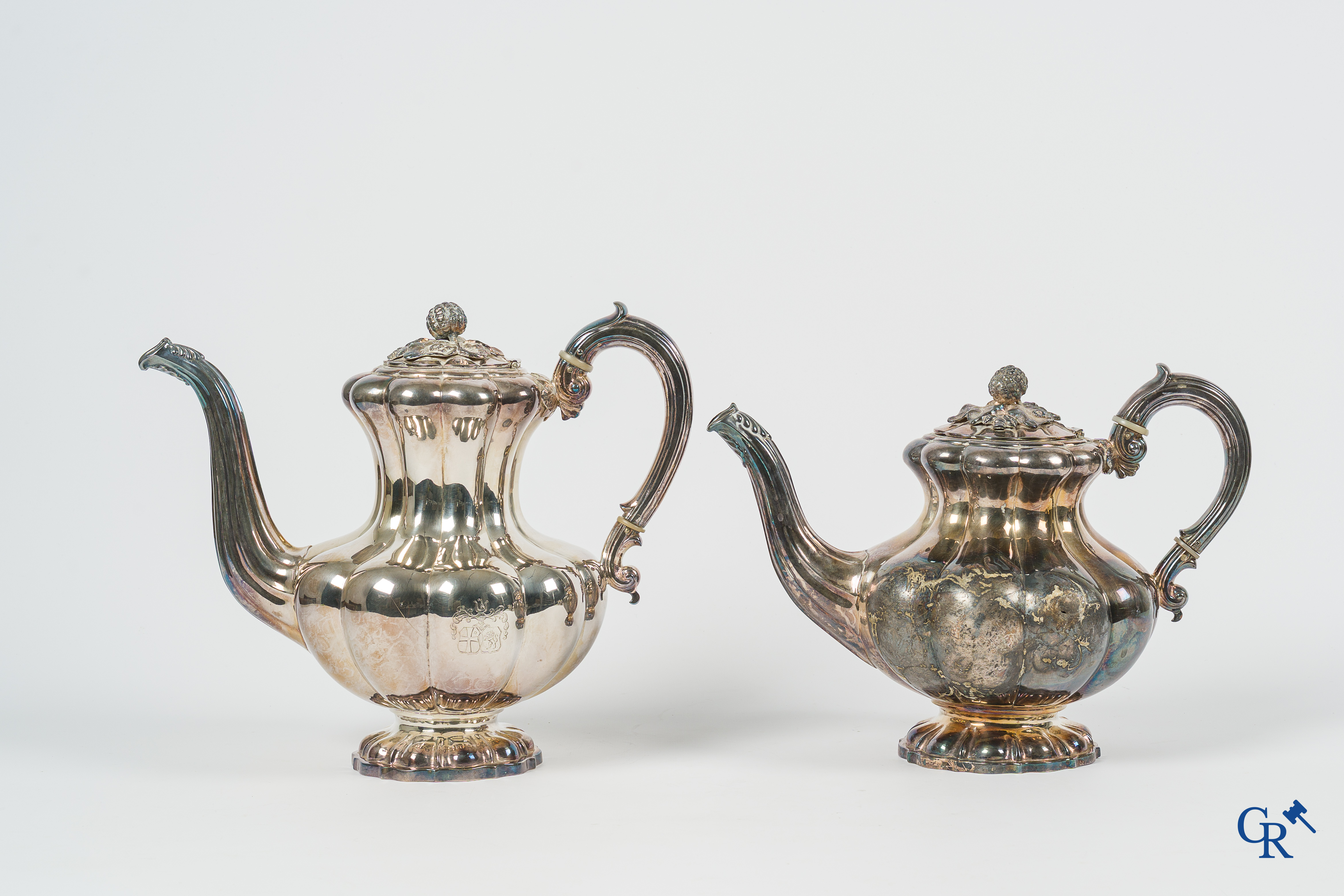 Zilver. Gedeelte van een koffie- en theeservies in zilver 925°/00 en 950°/00. Gemerkt I Widmer. Wapenschilden.