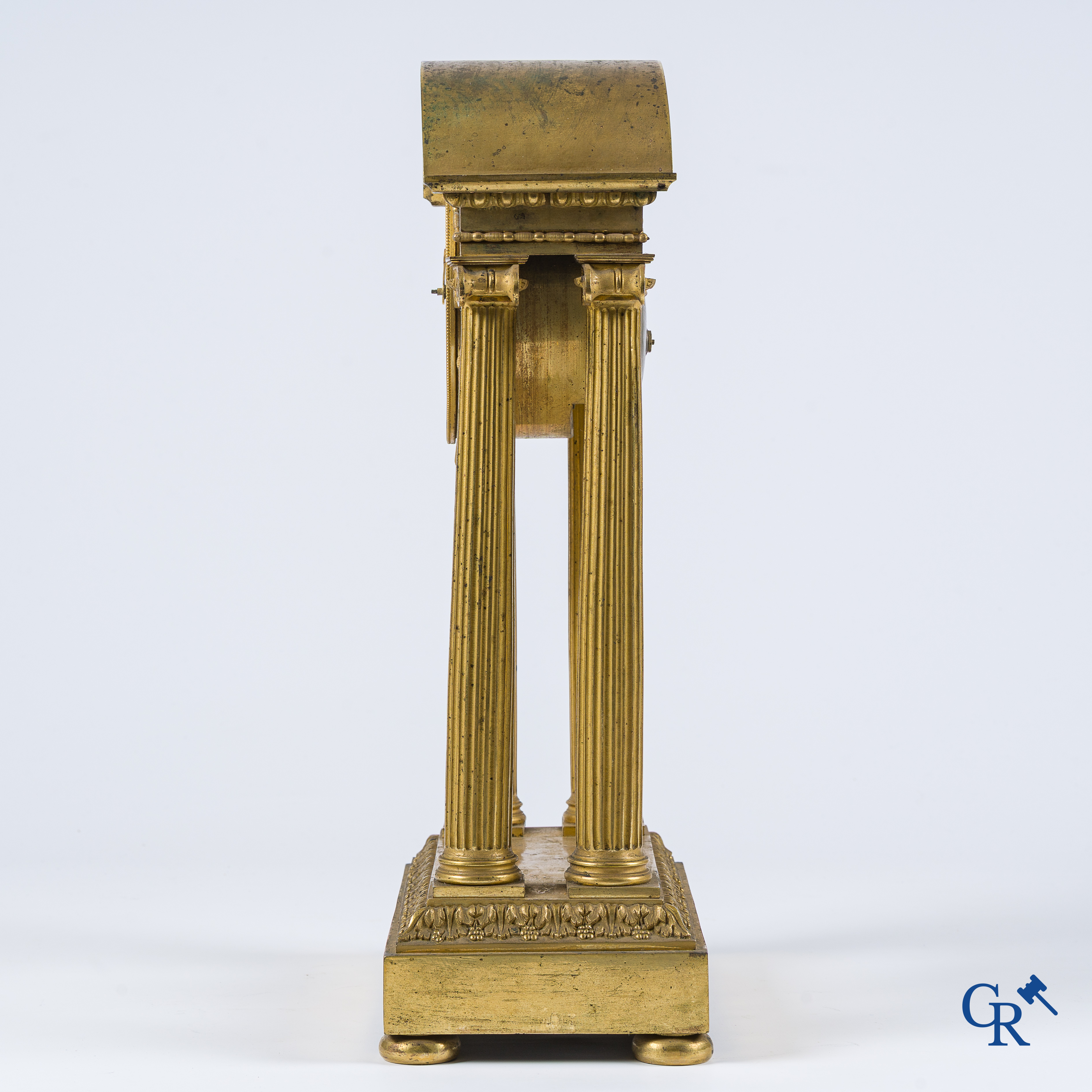Warnier l'ainé à Paris. Pendule portique en bronze finement ciselé et doré. Fin du XVIIIe siècle.