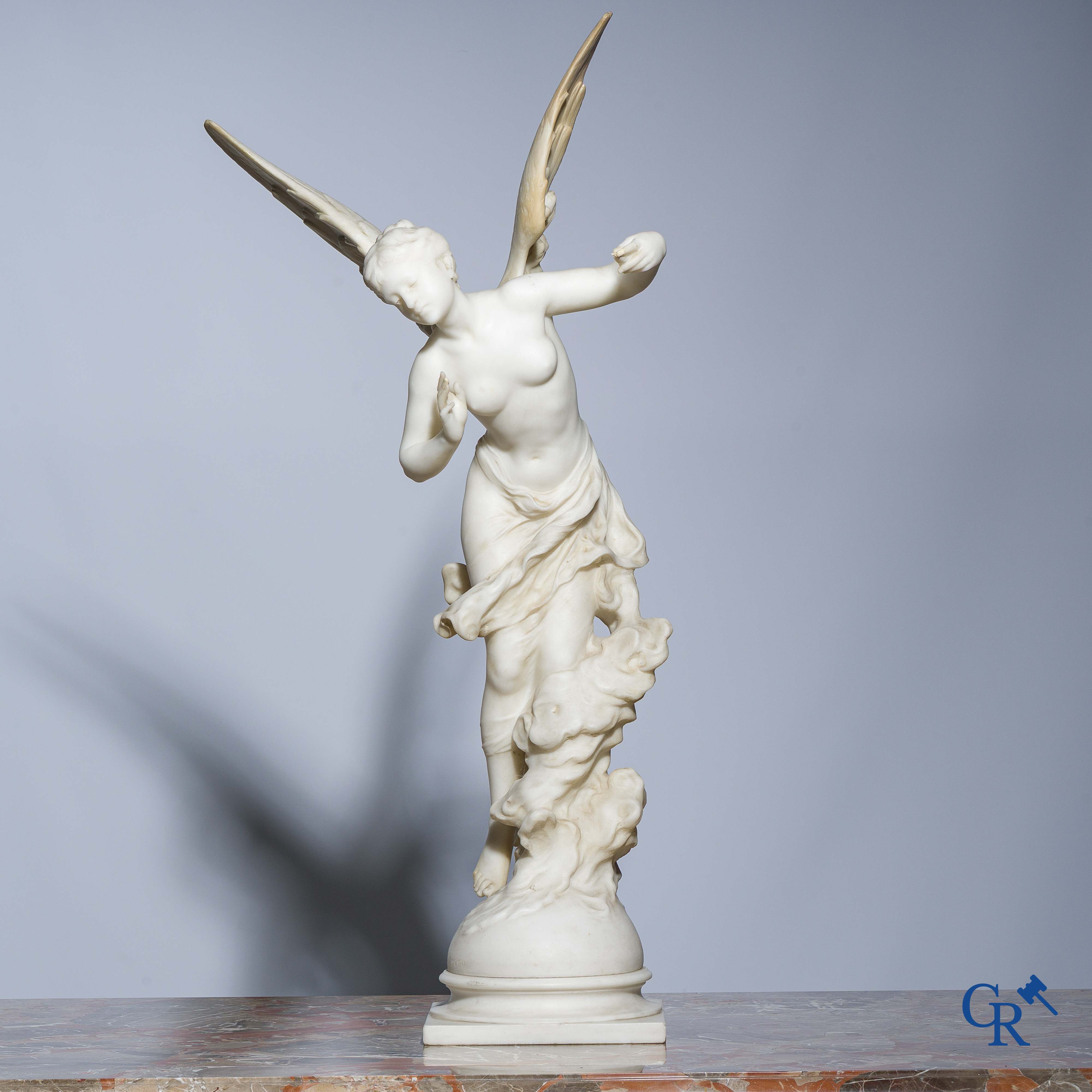 Mathurin Moreau (1822-1912) "Gevleugelde godin" Carrara marmer. Circa 1900.
