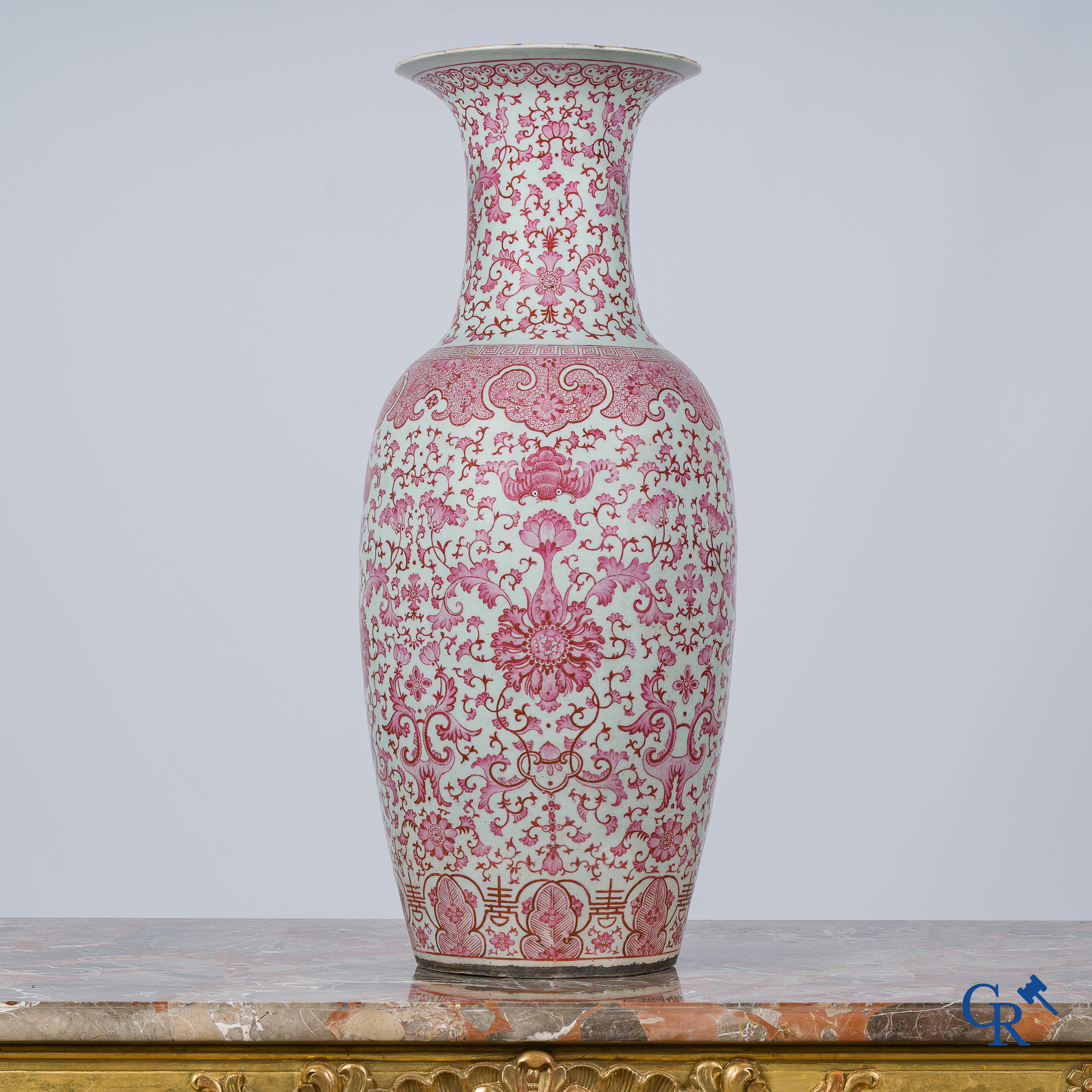 Aziatica. Chinees porselein. Grote baluster vaas met purperroze motieven. 19e eeuw.