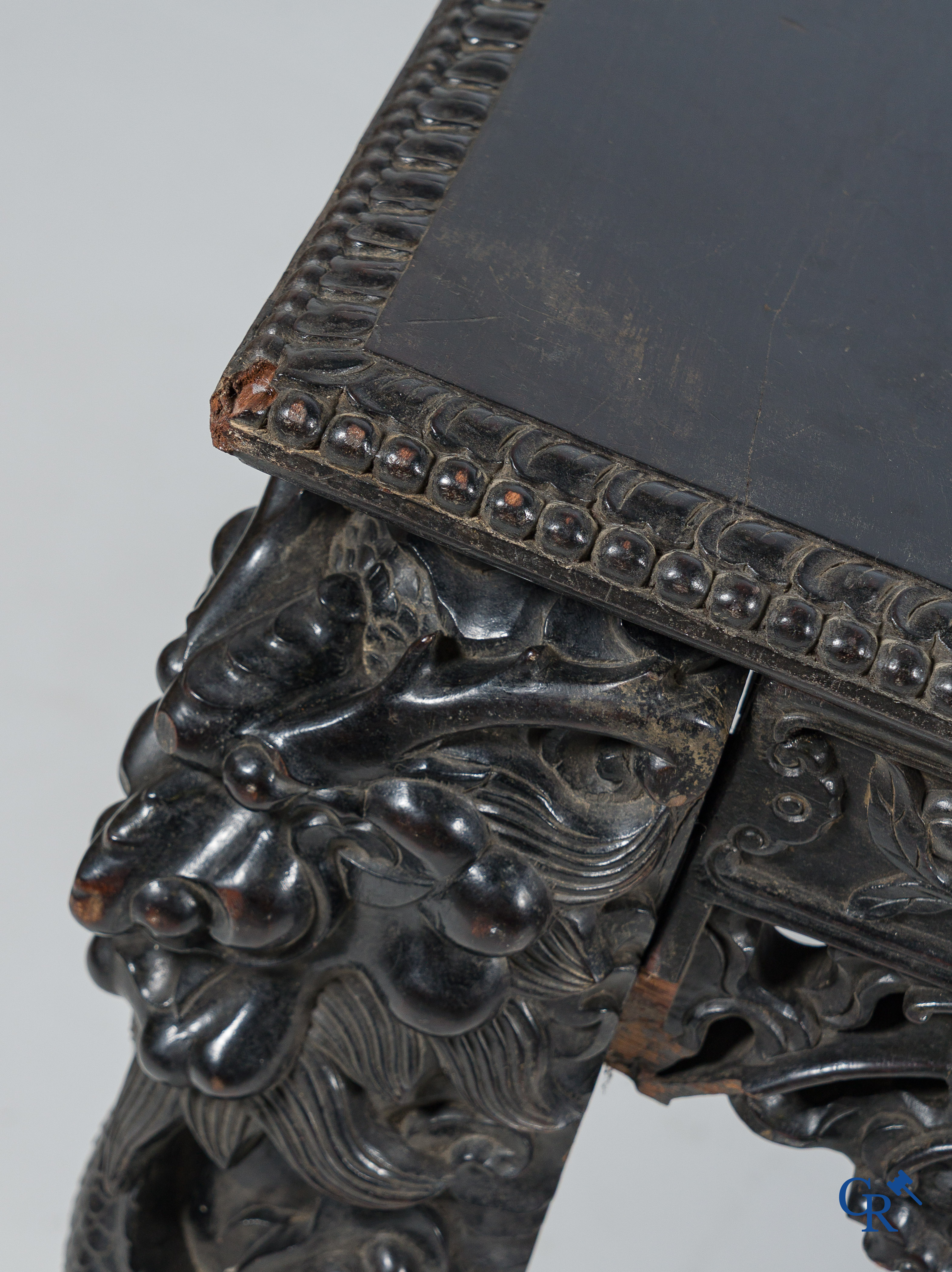 Aziatica. China. Imposante gesculpteerde Hongmu draken tafel. Qing Dynastie.