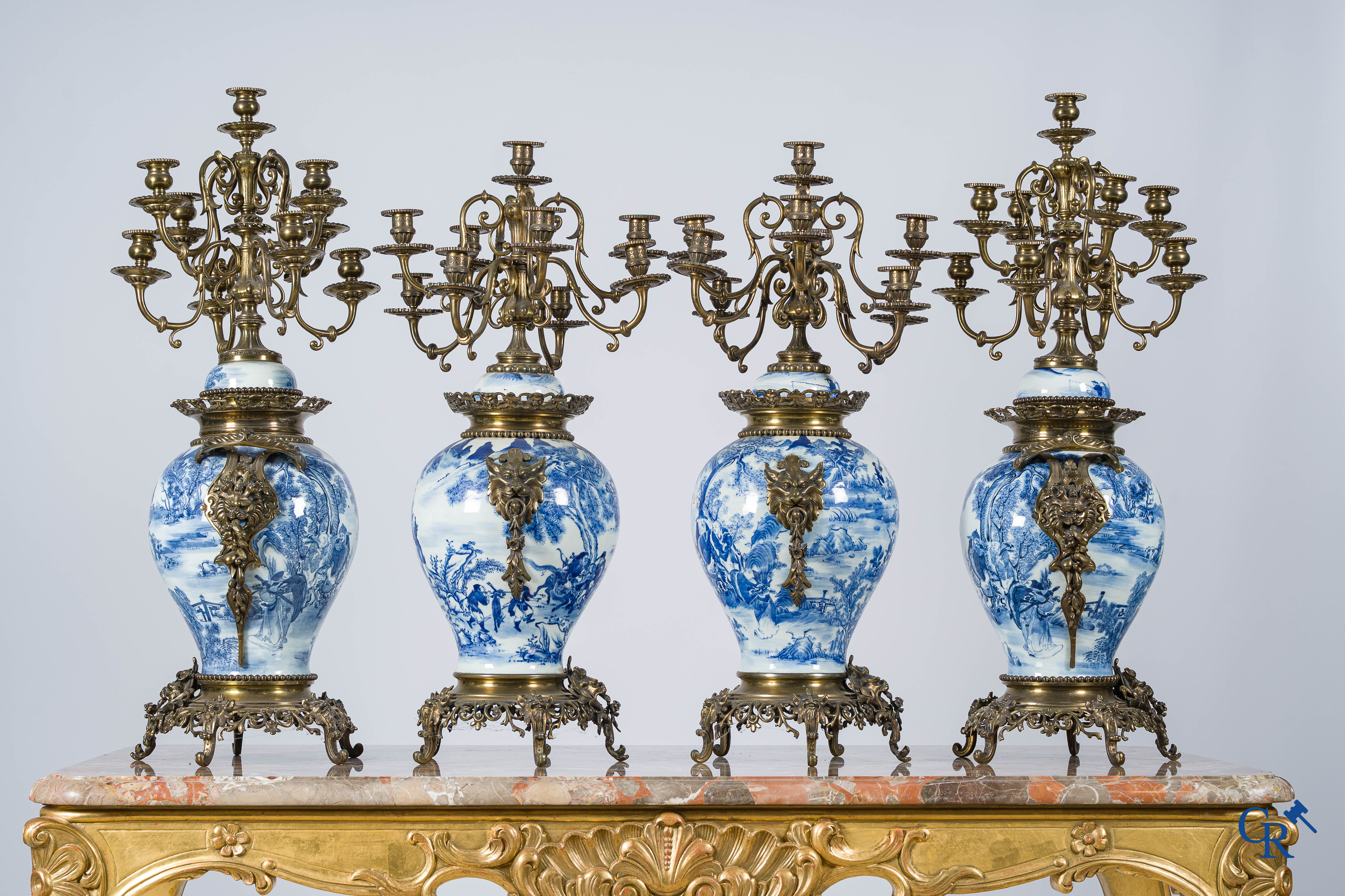 Aziatica. Chinees porselein. Imposante 5-delige schouwgarnituur in Chinees blauw wit porselein en brons.