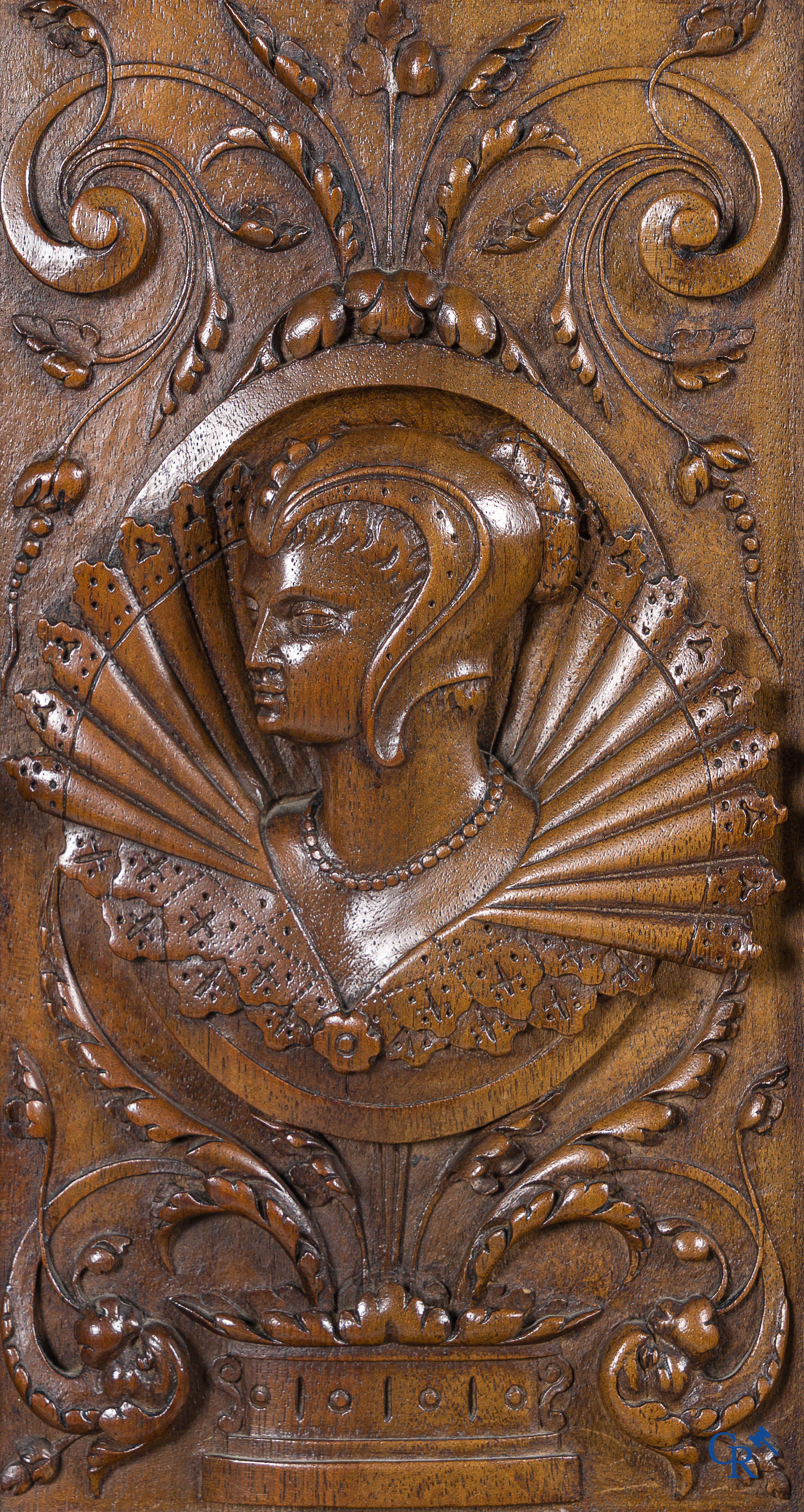 Meubilair. Fijn gesculpteerd meubel in notelaar met wapenschilden en maskers. Neo Renaissance stijl. Eind 19e eeuw.