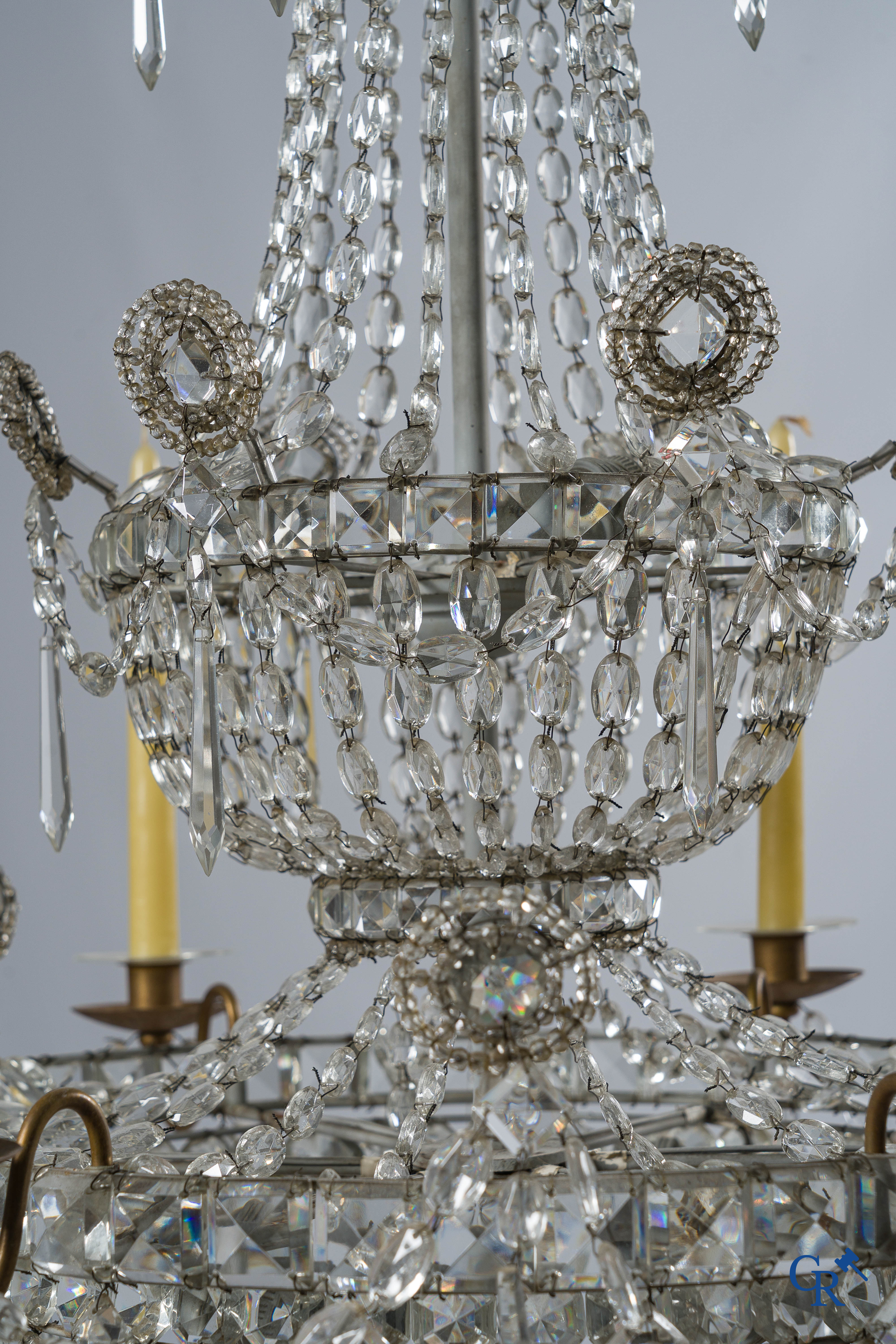 Decoratieve "Sac à perles" luchter met 5 armen. Dubbel niveau met facet geslepen kristal. Circa 1900.