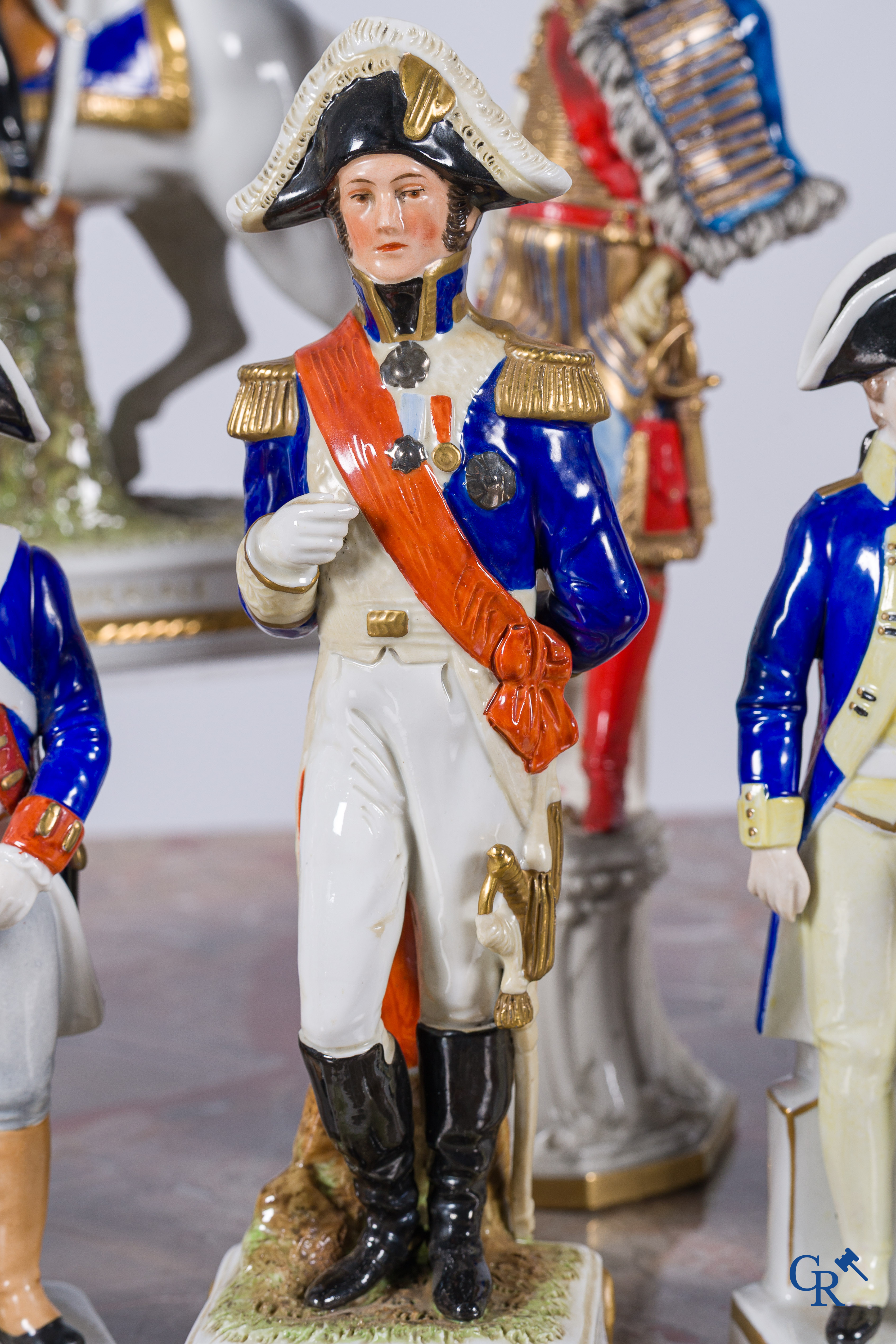 Kavel met militaire voorstellingen in Saksisch en Napolitaans porselein. Merendeel Napoleontische voorstelllingen.