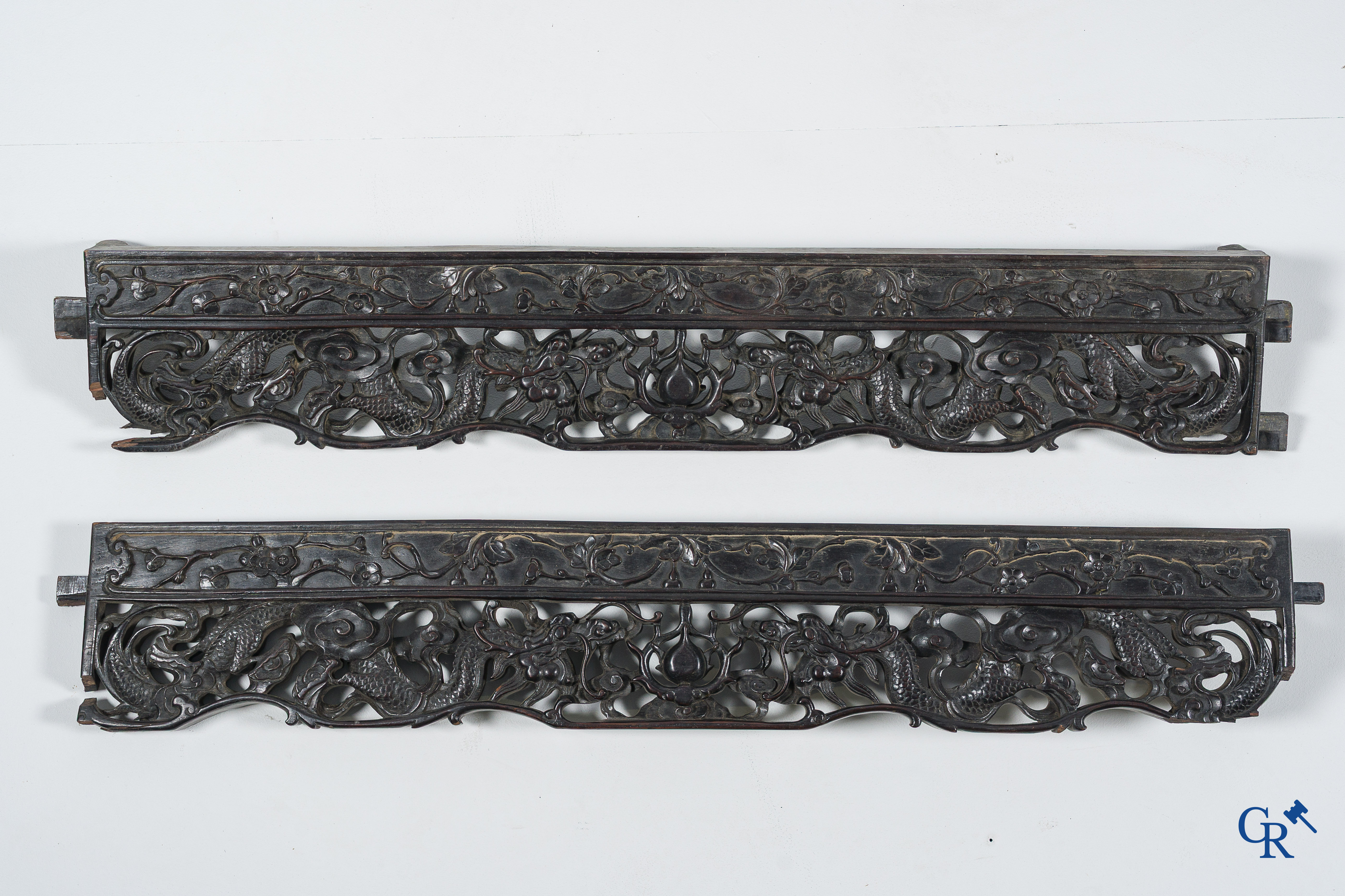 Aziatica. China. Imposante gesculpteerde Hongmu draken tafel. Qing Dynastie.