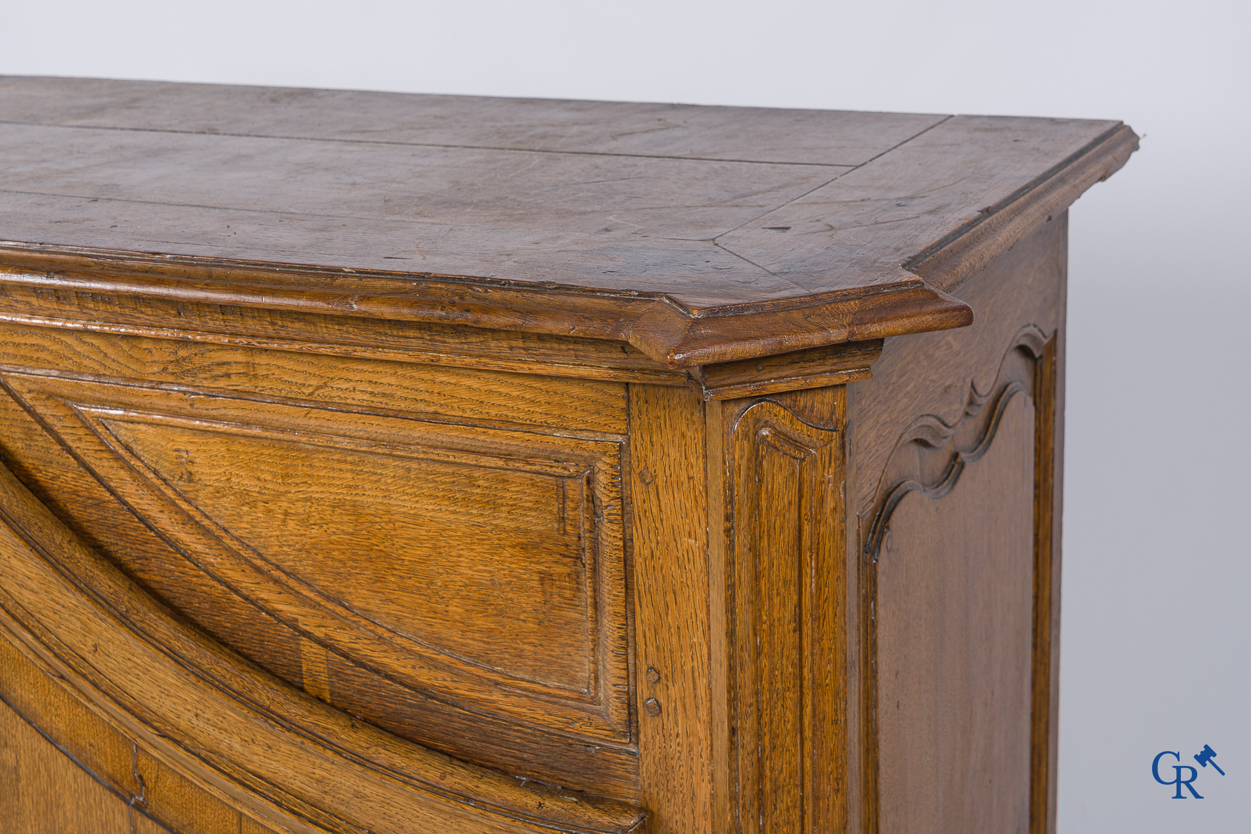 Meubilair. Mooie eikenhouten franse dressoir met gewelfde deuren. Eind 18e eeuw.