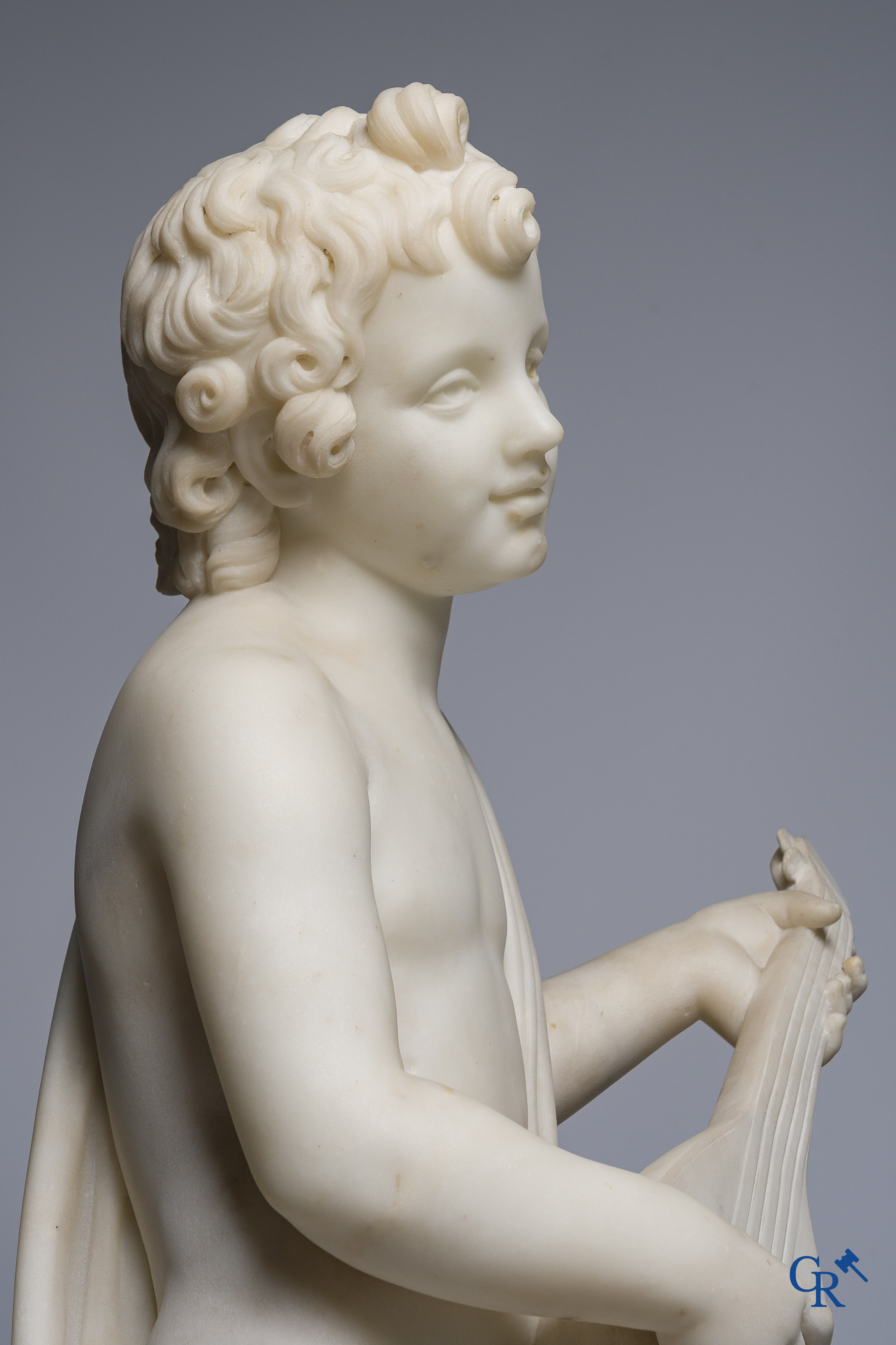 Leopoldo Giromella (Carrara, 1815-1870) Voorstelling van een mandolinespeler in gebeeldhouwd marmer. Circa 1860.