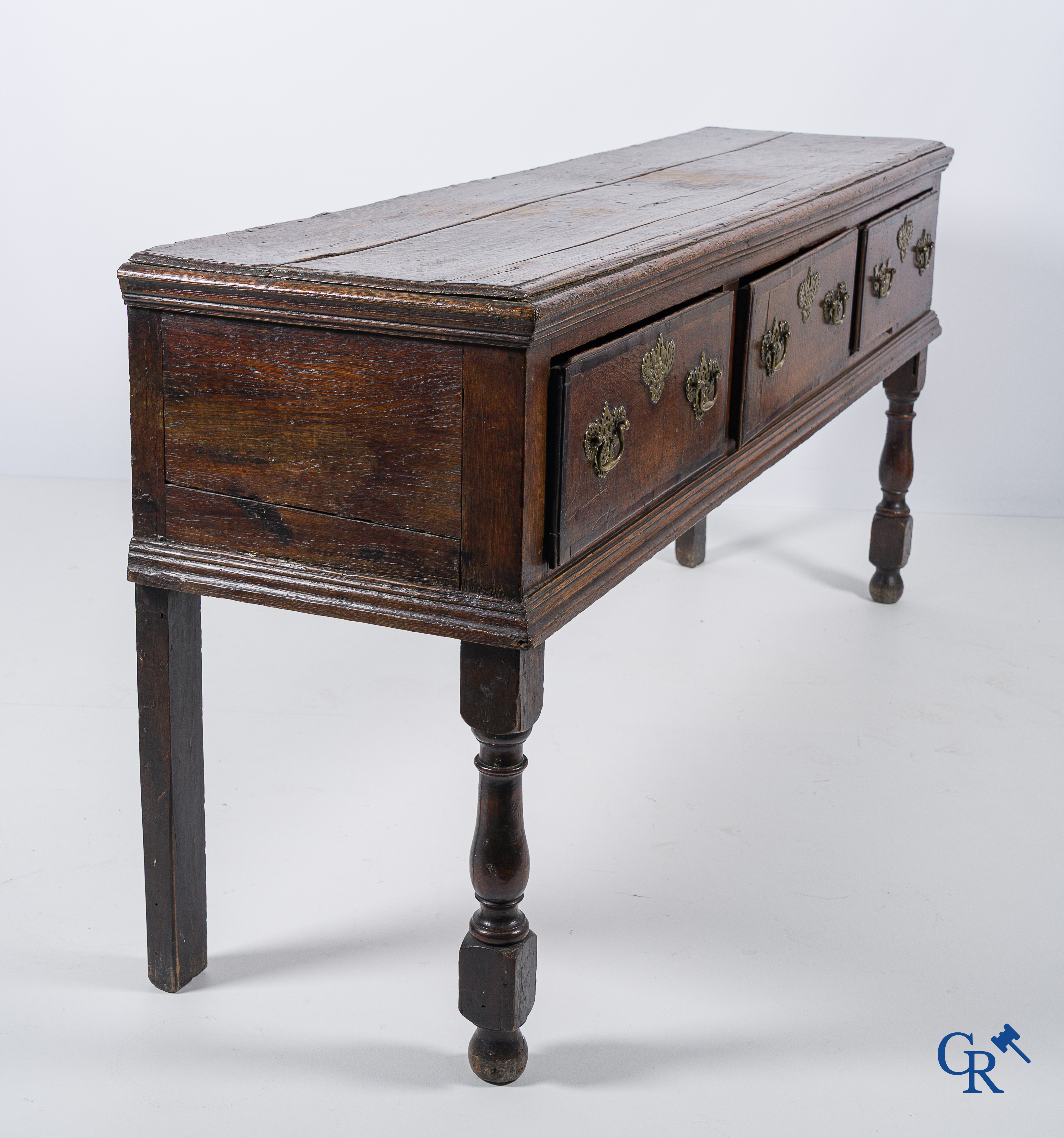 Meubilair. Antieke Engelse eiken dressoir of sideboard met 3 laden. Engeland, circa 1740.
