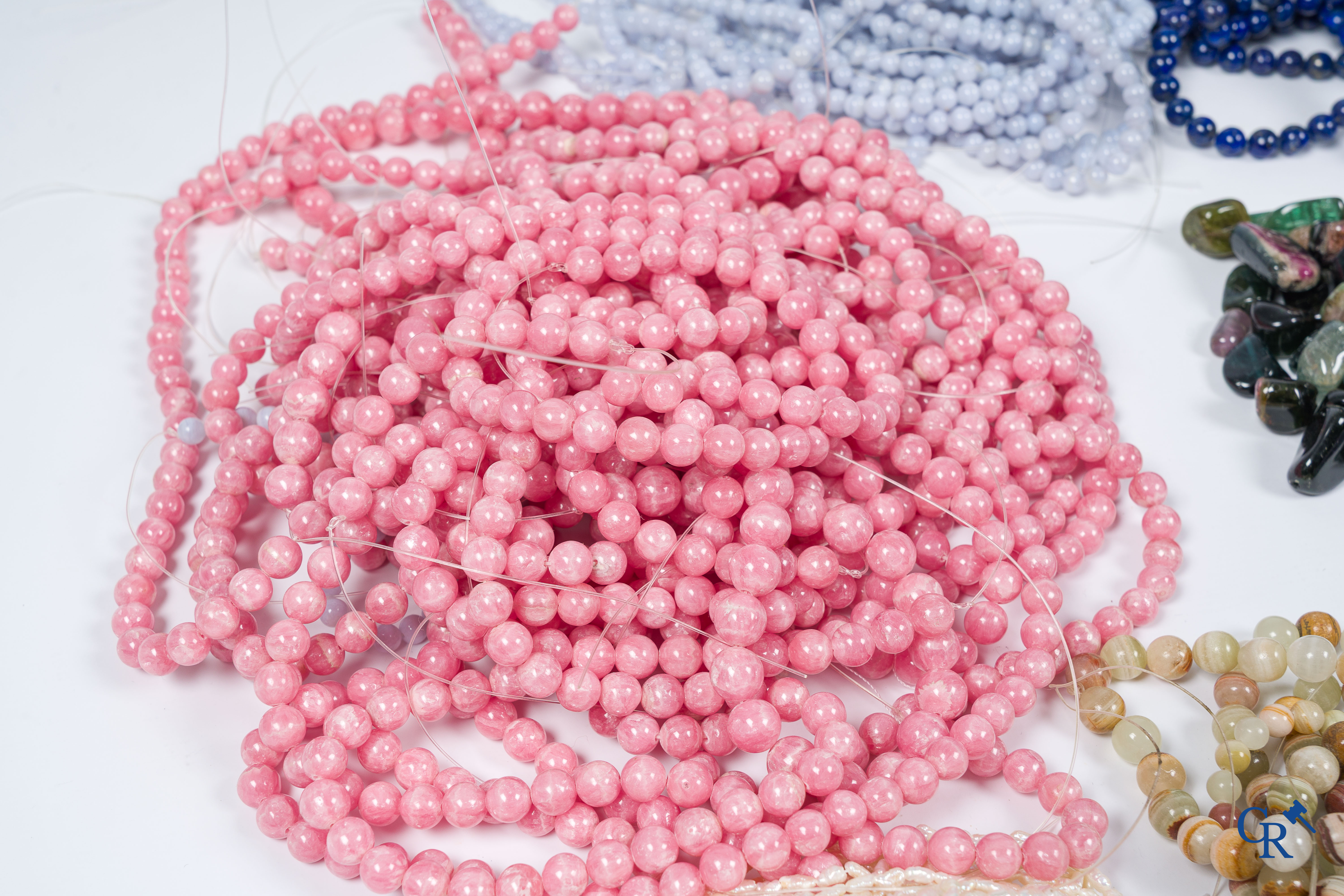 Groot lot met parels en diverse halfedelstenen voor het maken van juwelen. Lapis Lazulli, roze opaal, onix enz.