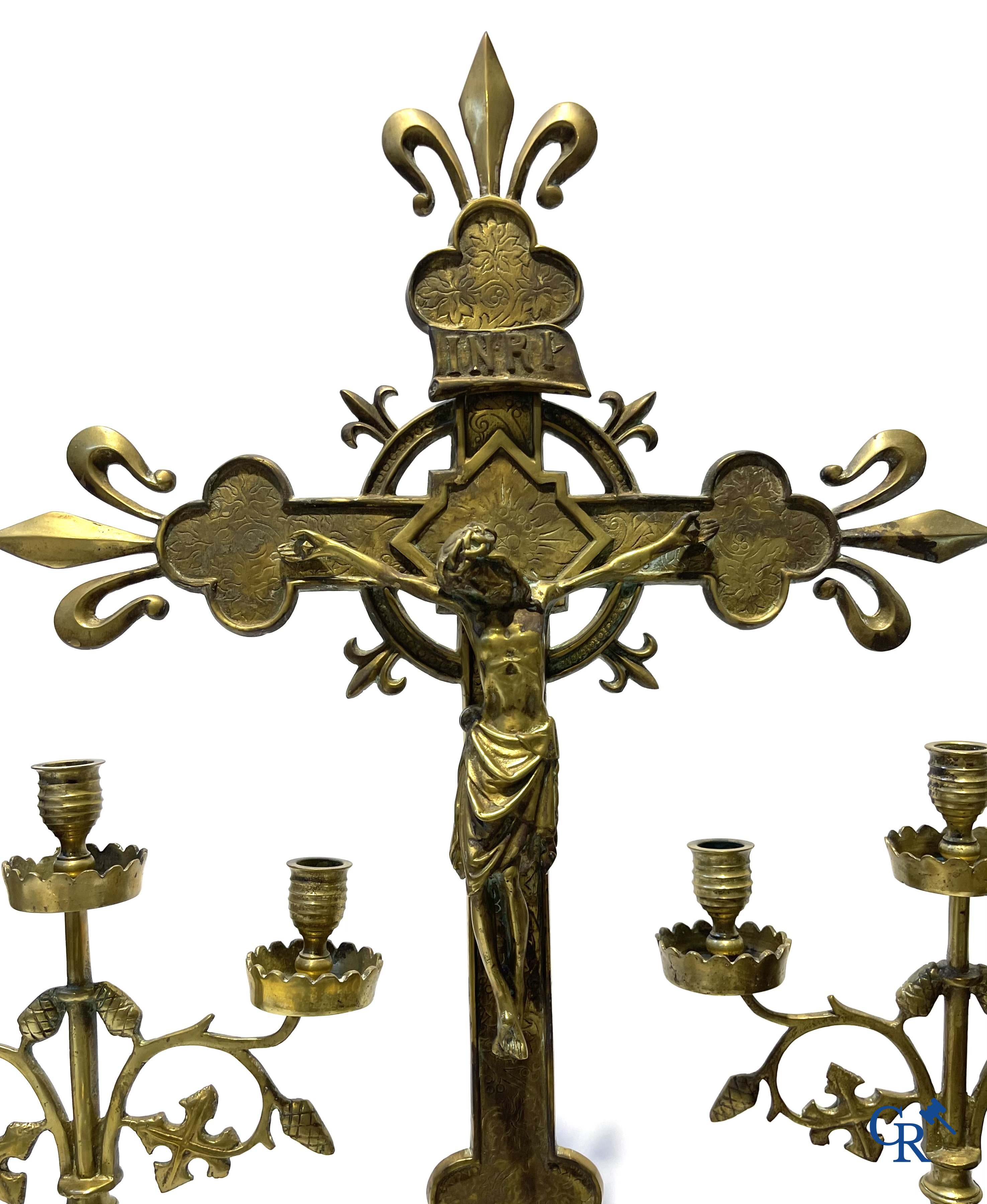 Kavel brocante met religieuze objecten, globe met Maria en kind en objecten in tin en andere.