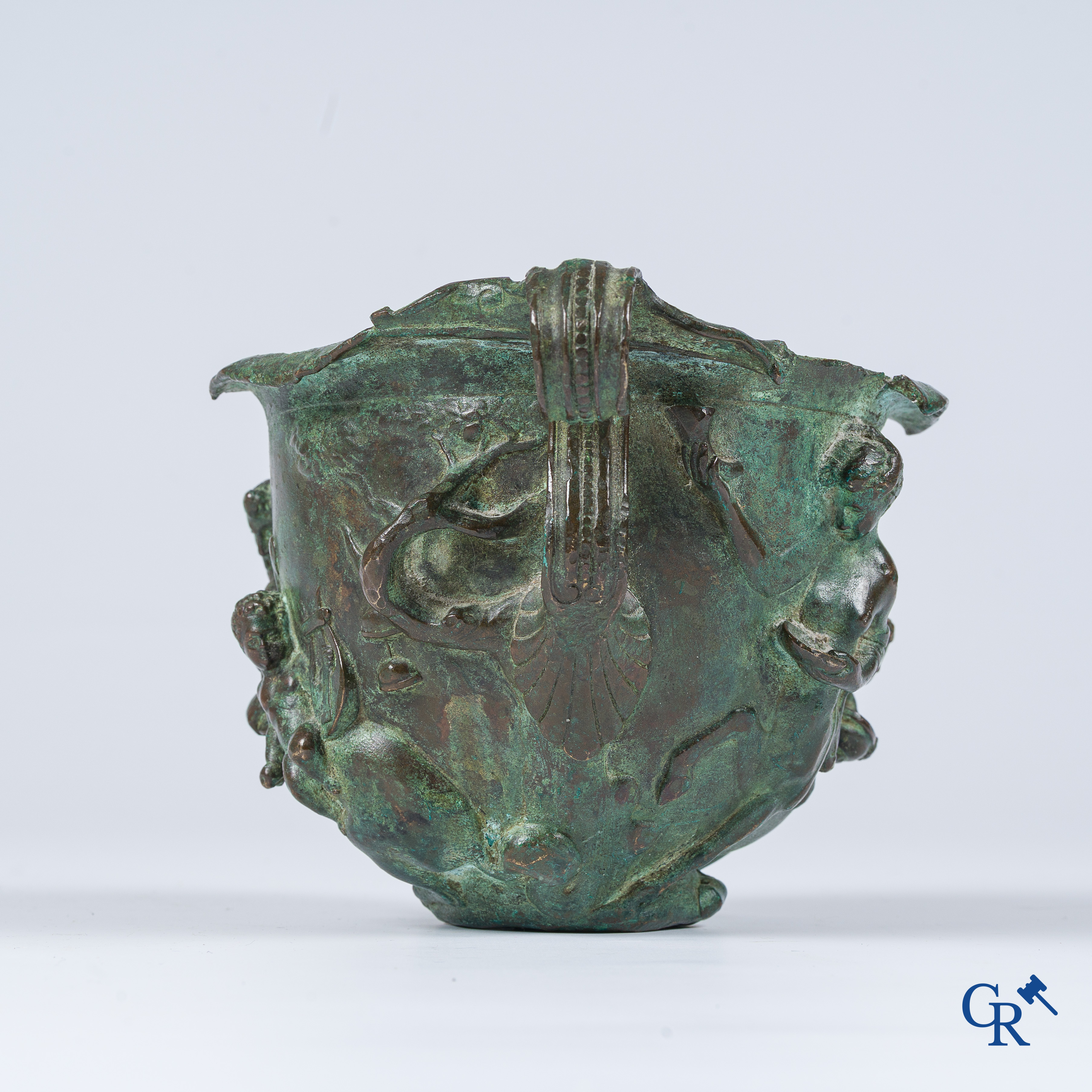Bronzen wijnbeker naar een antiek Romeins of Grieks voorbeeld. De god Eros met de centauren. 18e-19e eeuw.