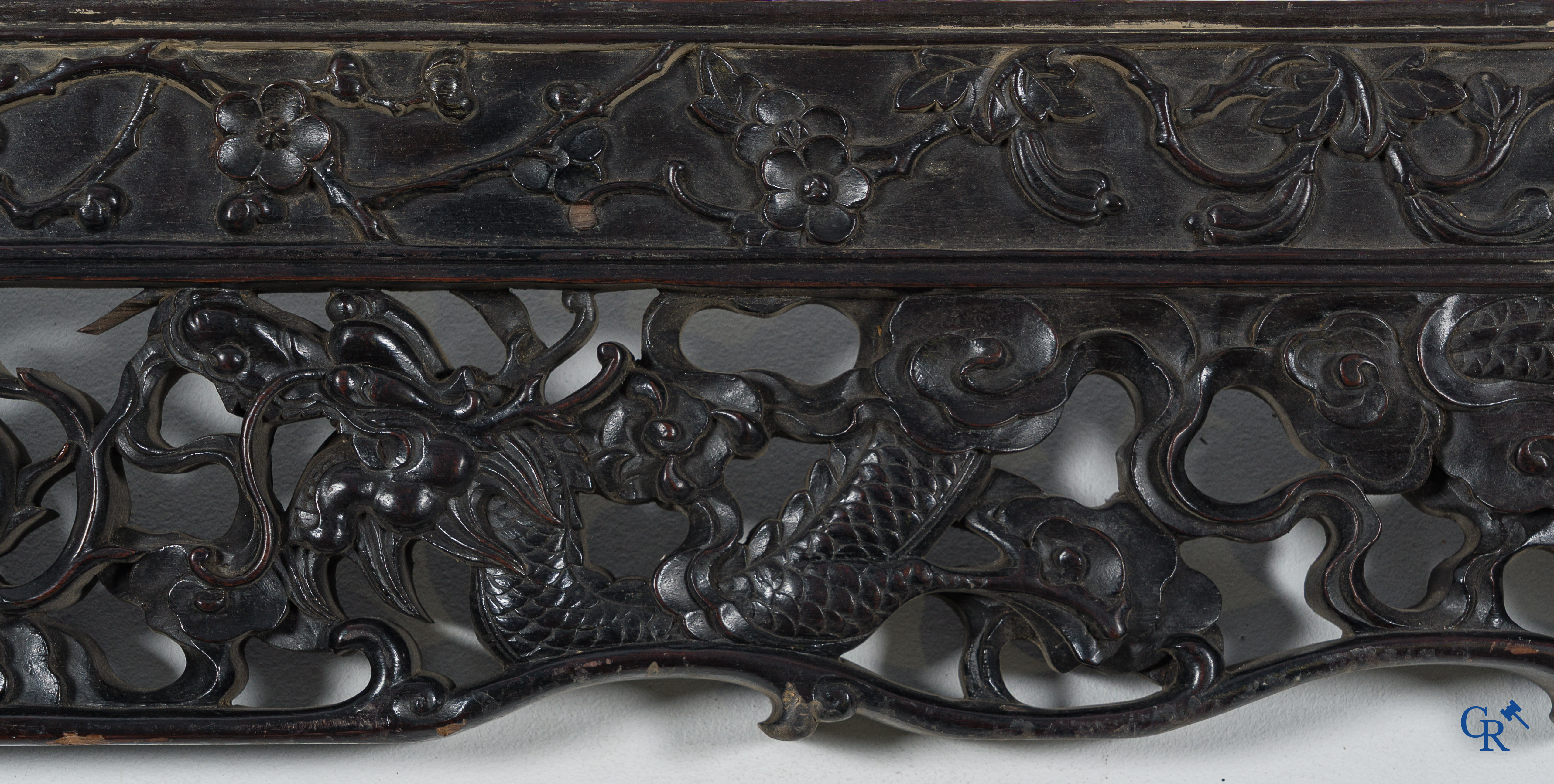 Aziatica. China. Imposante gesculpteerde Hongmu draken tafel. Qing Dynastie.