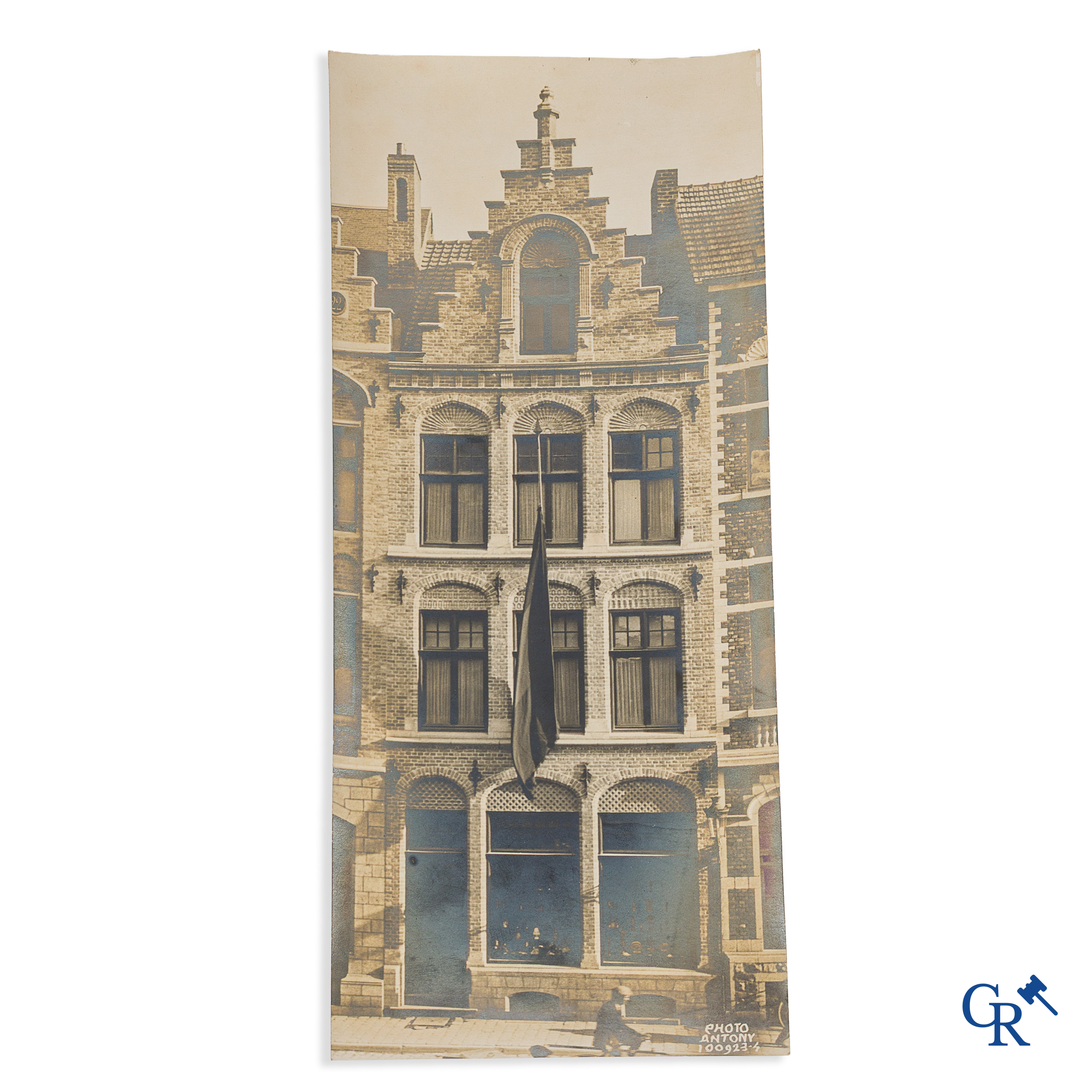 Fotografie. Maurice Antony (Ieper 1883 - Oostende 1963) Interessante foto van het huis van de familie Antony te Ieper.
