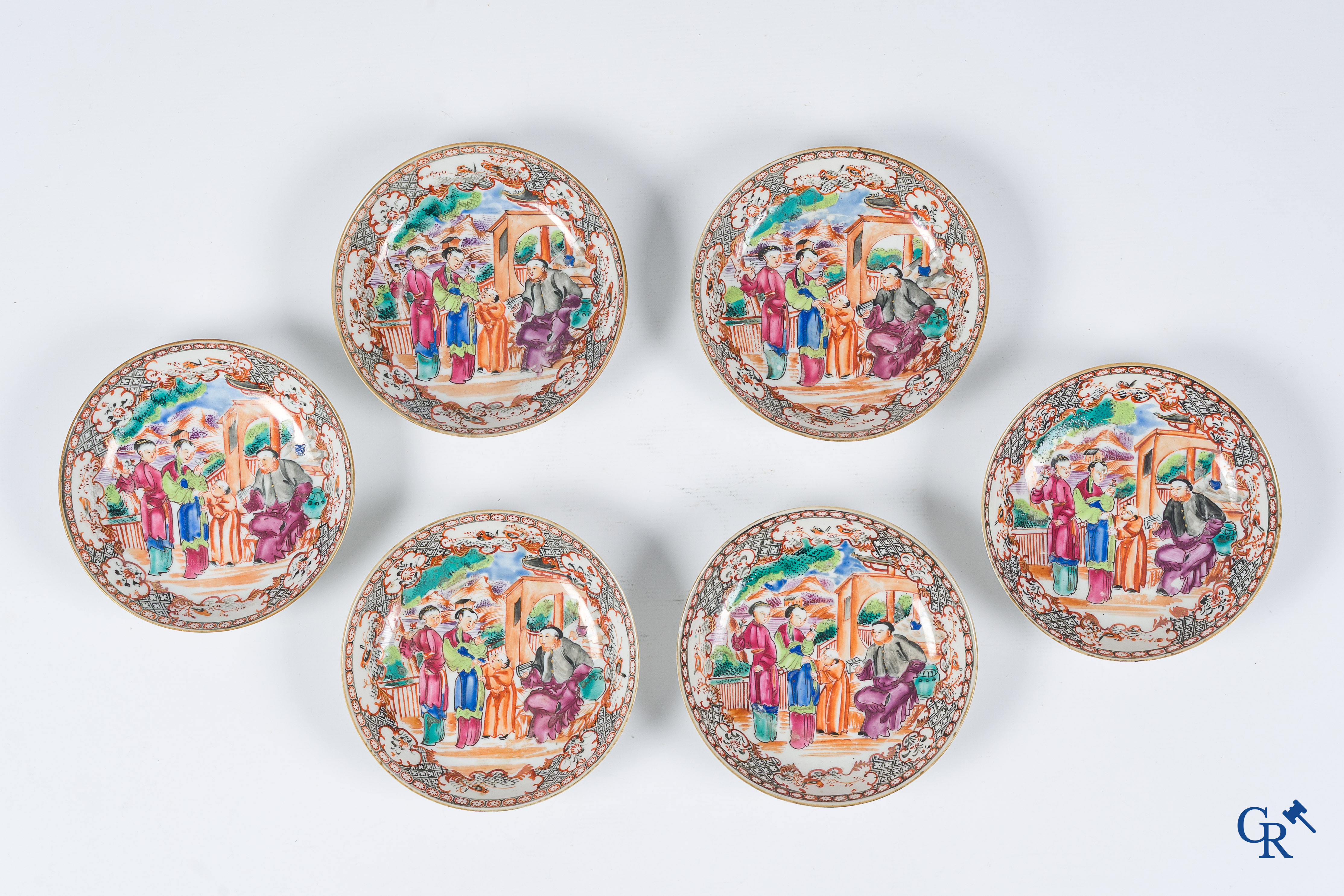 Aziatica. Chinees porselein. Reeks van 6 kopjes en schoteltjes in Chinees export porselein met Mandarijn decor.