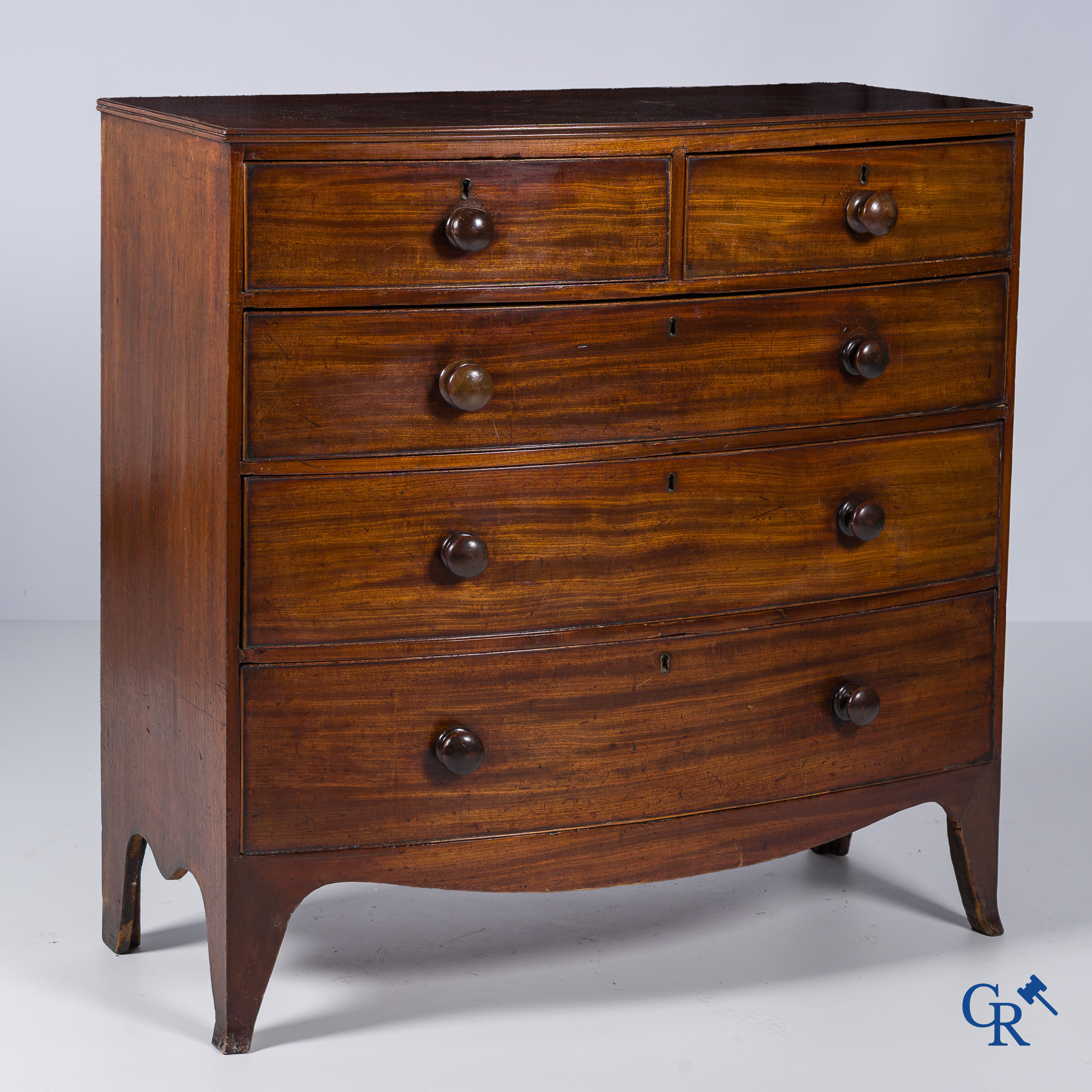 Meubelen. Zogenaamde "Bow front" commode met 5 laden in mahoniehout. Engeland 19e eeuw.