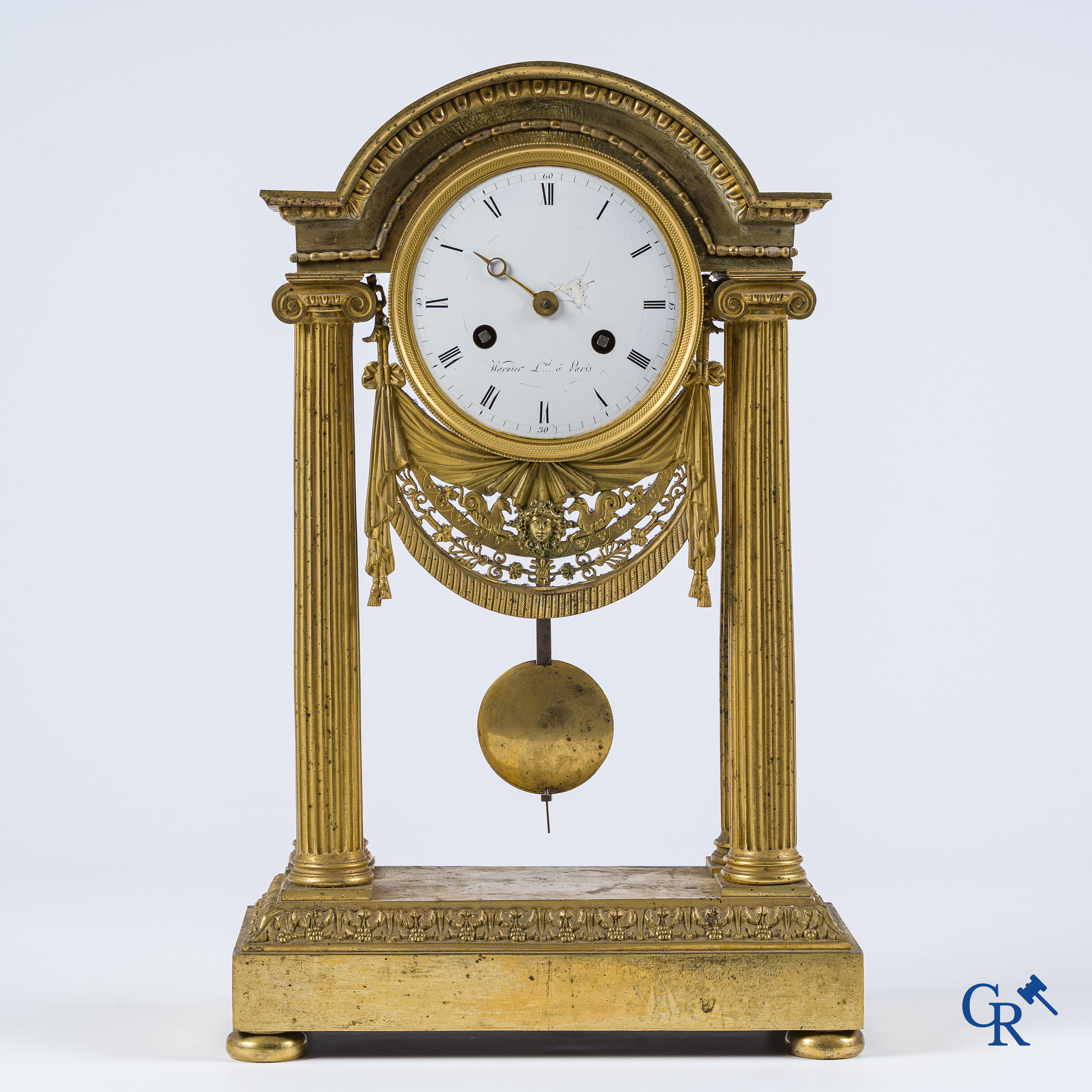 Warnier l'ainé à Paris. Portaalpendule met klassieke zuilen in fijn geciseleerd en verguld brons. Eind 18e eeuw.