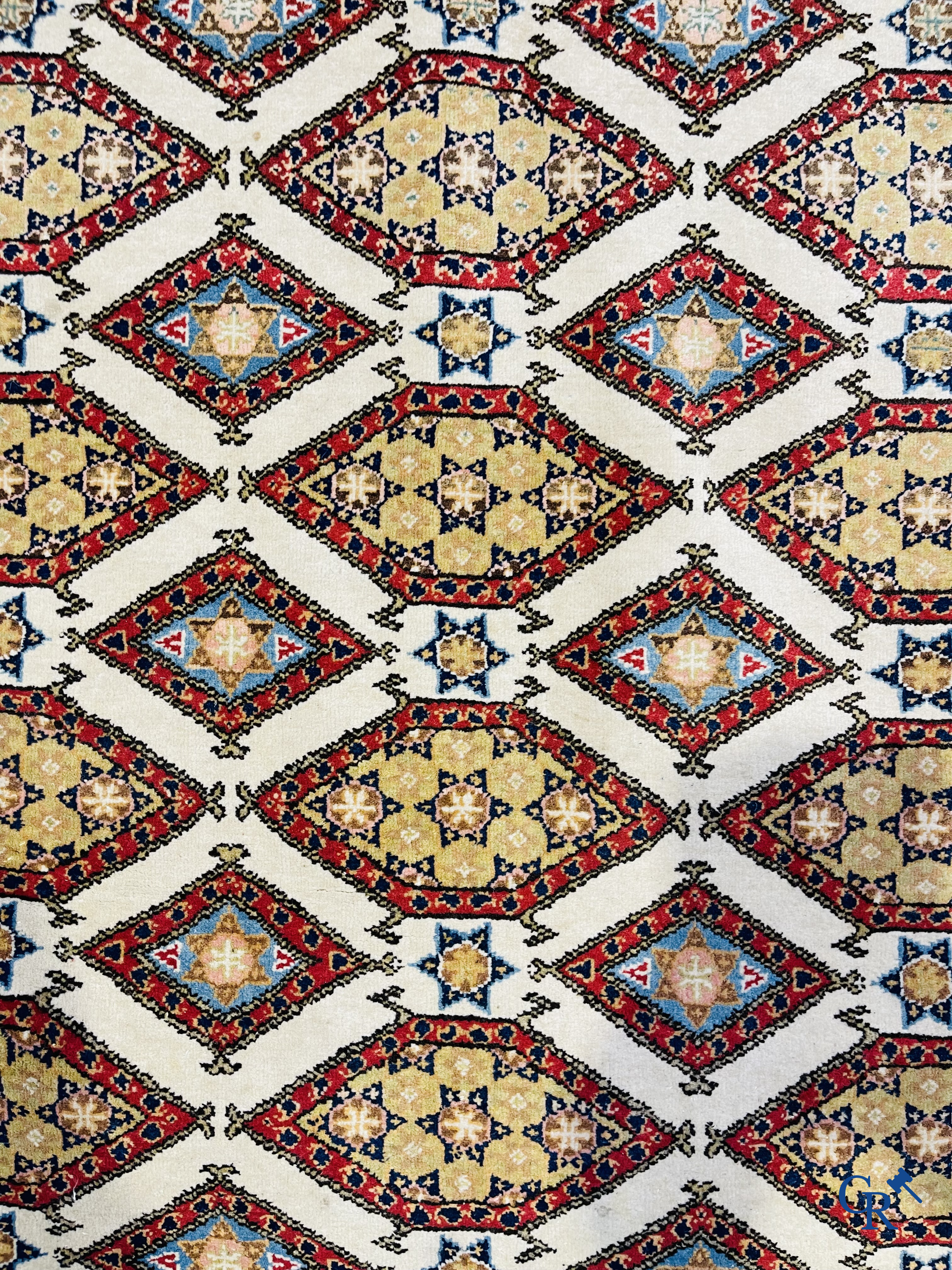Oosterse tapijten. Ghoum. Perzisch tapijt met geometrische motieven. Zijde en wol.