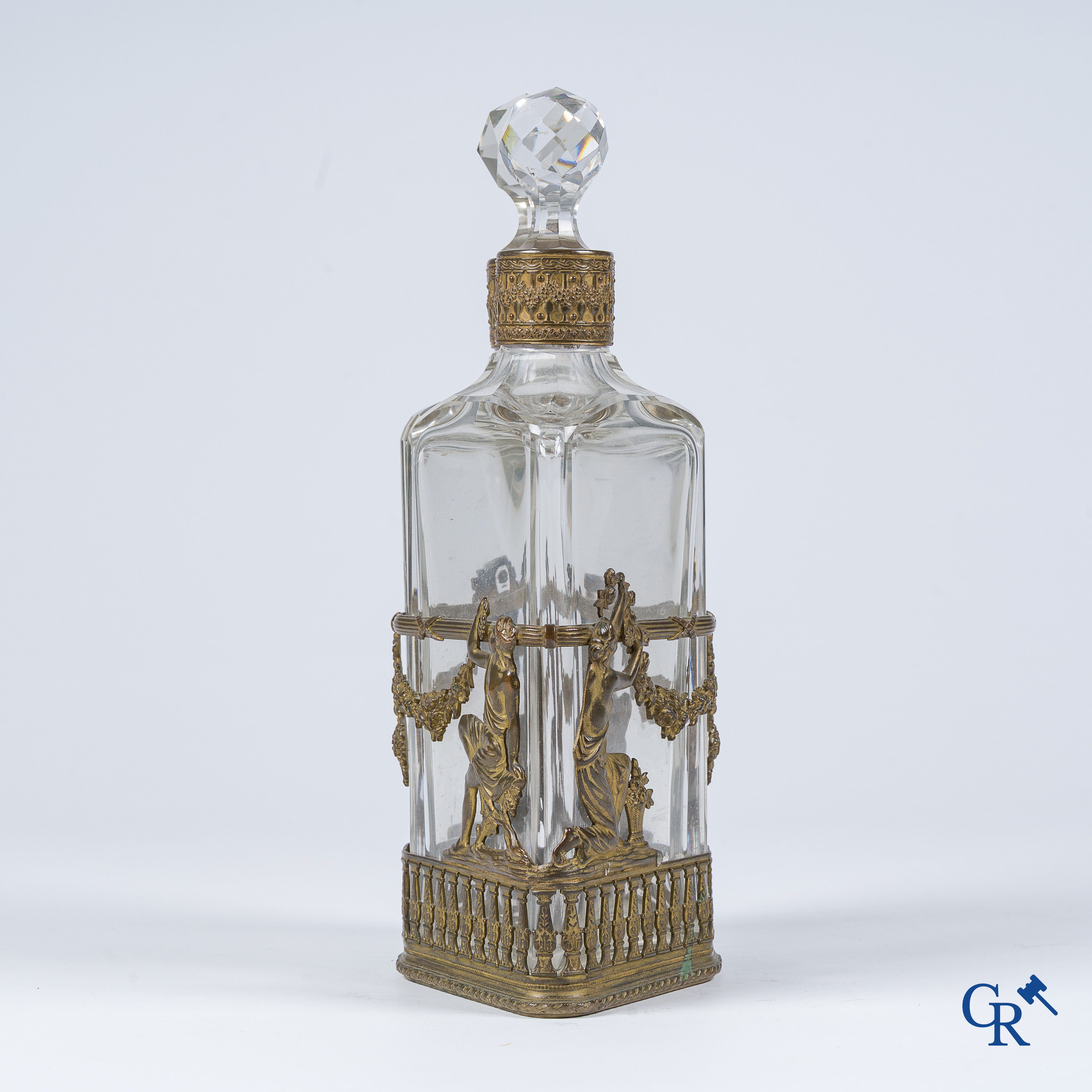 Parfumstel met twee grote flacons van geslepen kristal ingezet in een montuur van verguld brons. Circa 1900.