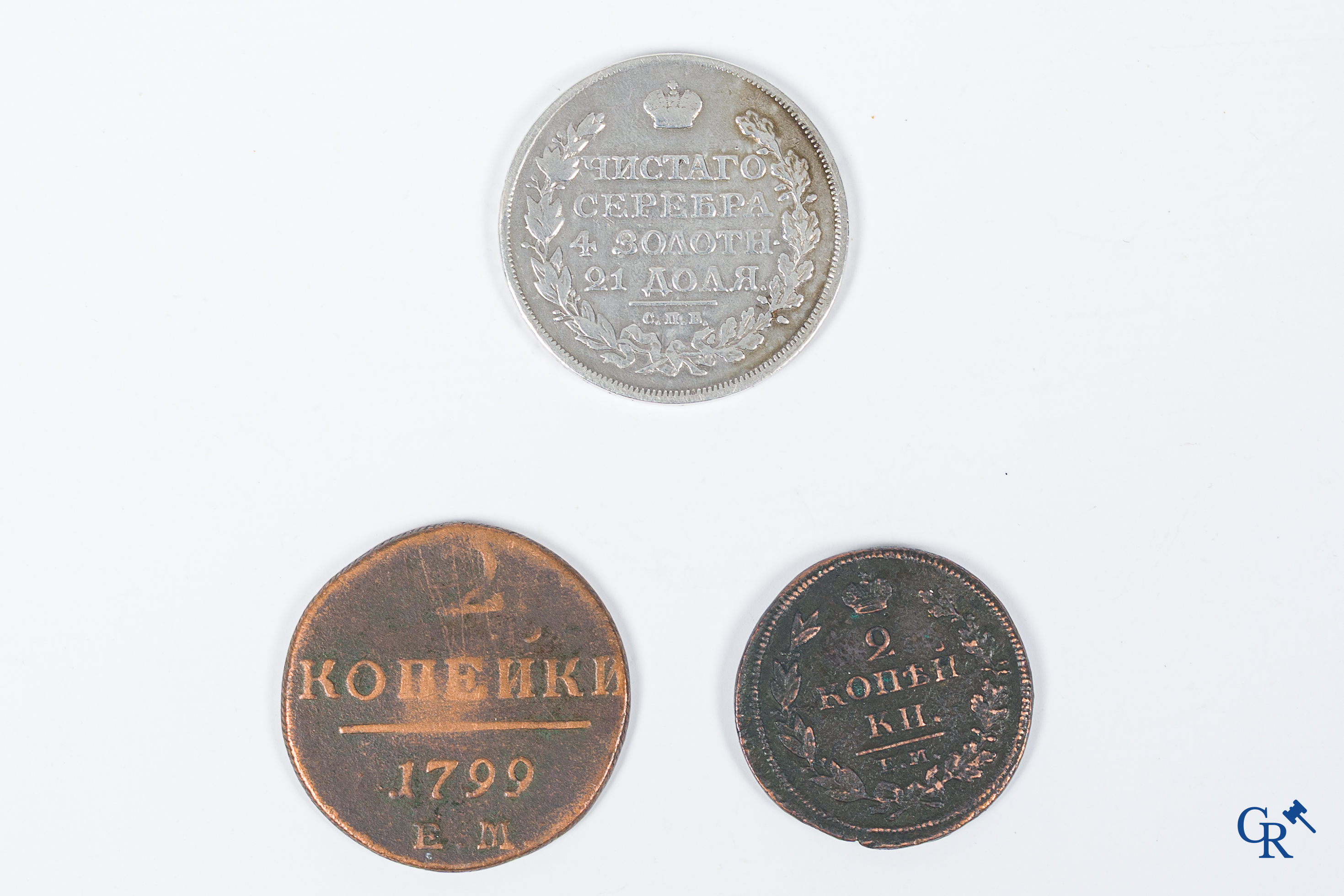 Kleine verzameling munten en bankbiljetten waaronder Russische bankbiljetten en een Russische munt in zilver.