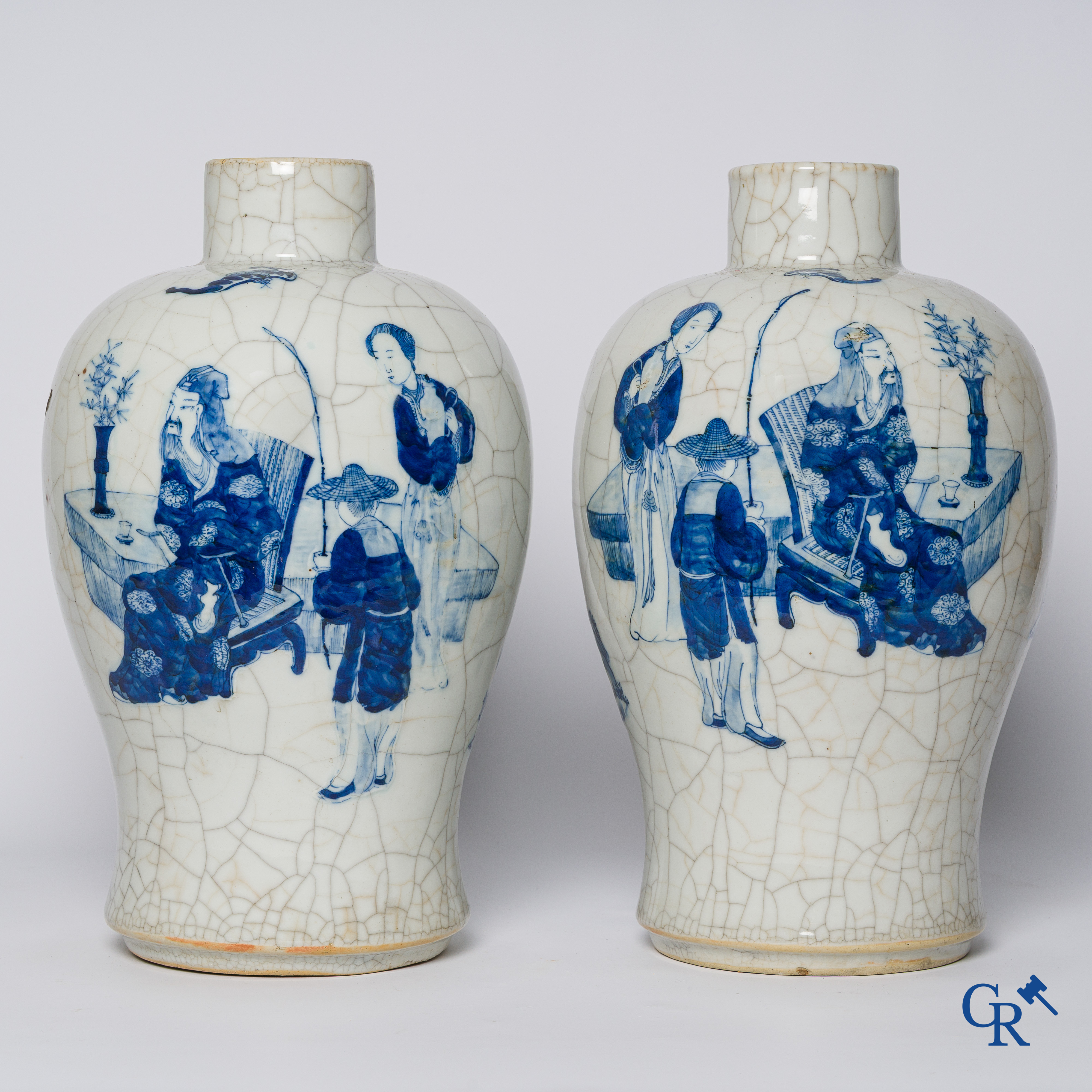 Art Asiatique. Porcelaine chinoise. Paire de vases en porcelaine à glaçure craquelée avec des scènes bleu-blanc. Chine, XIXème siècle.