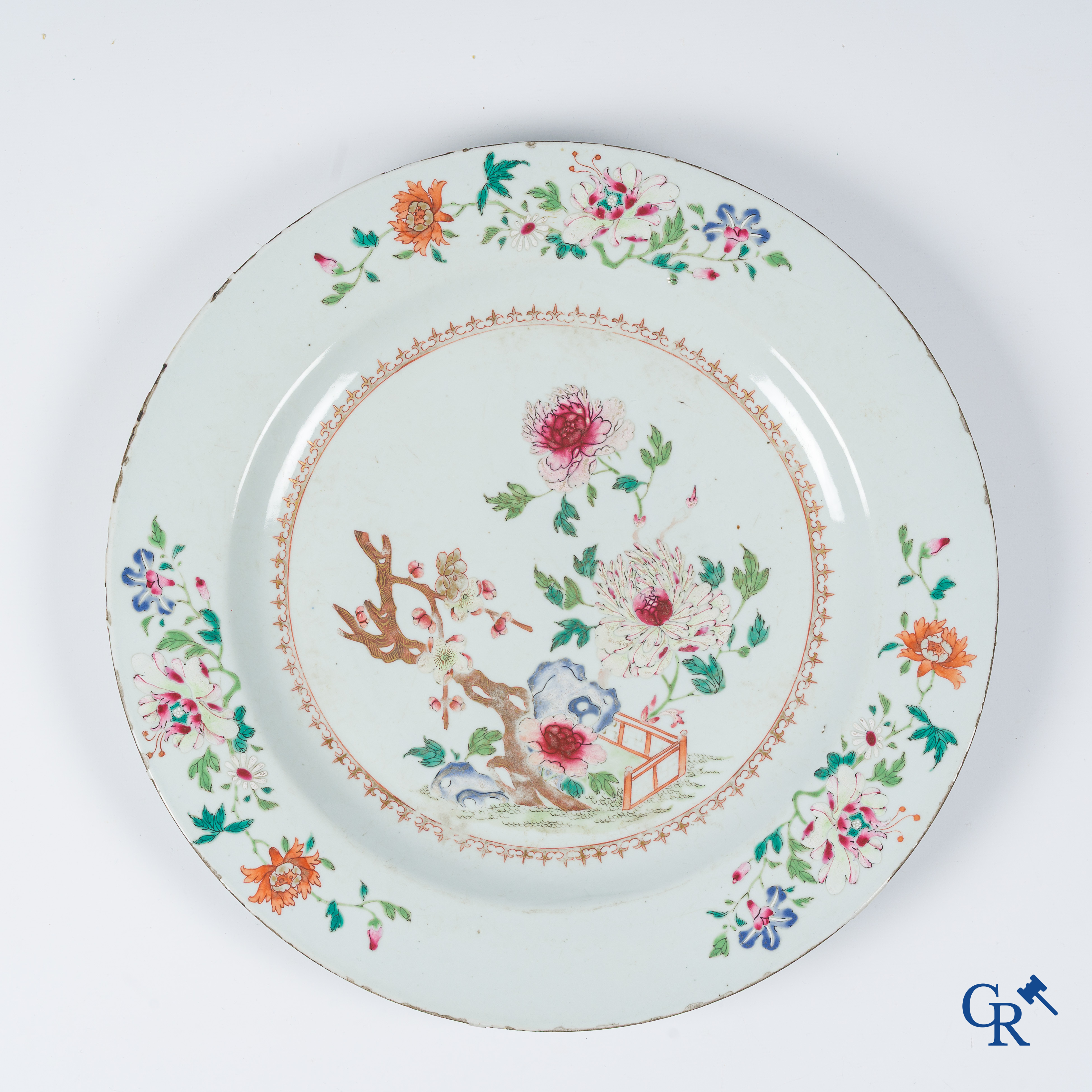 Aziatica. Chinees porselein. Grote famille rose schotel. Qianlong periode.