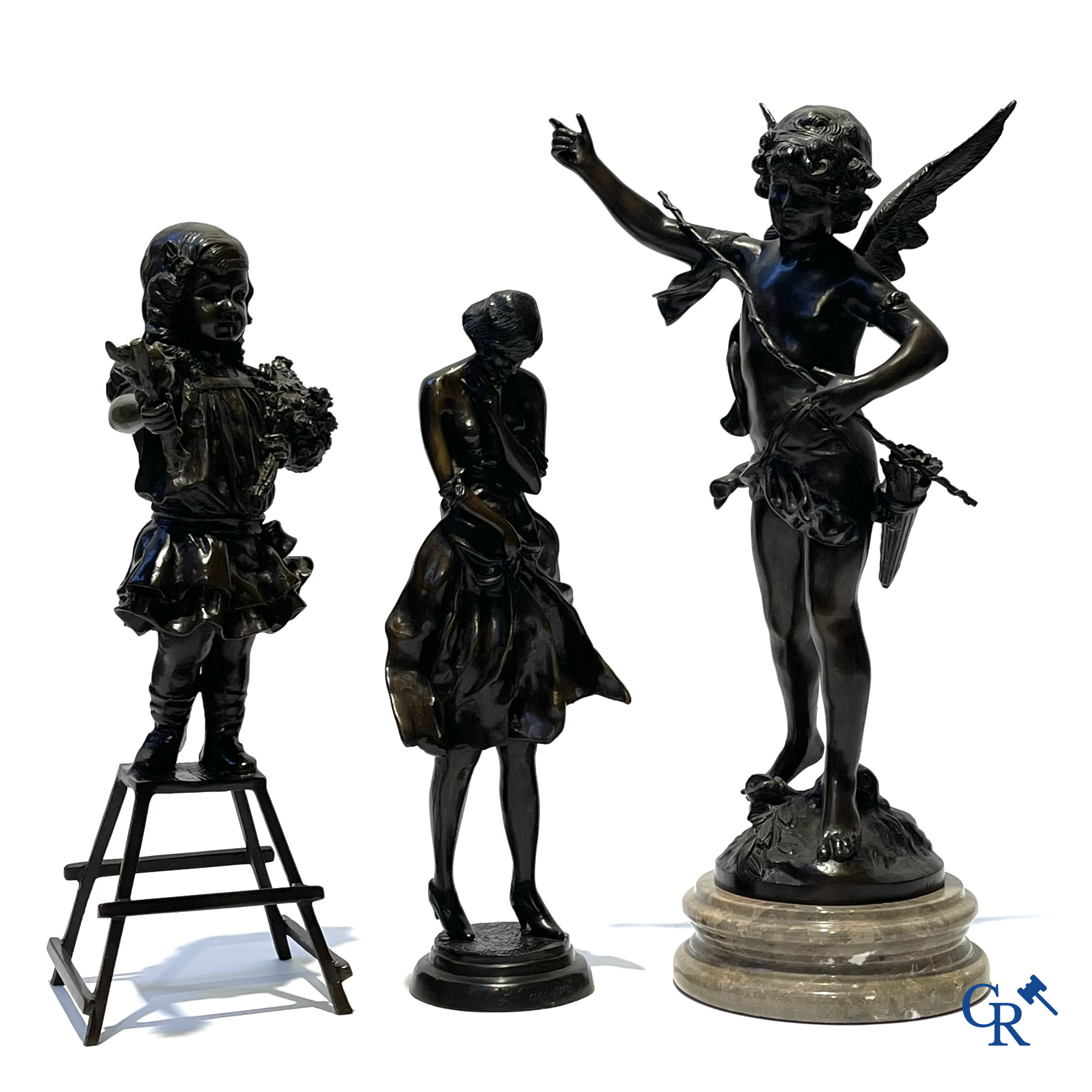Kavel van 3 bronzen beelden (postuum) Meisje met bloemen, cupido naar Auguste Moreau en vrouw in Art Deco stijl.