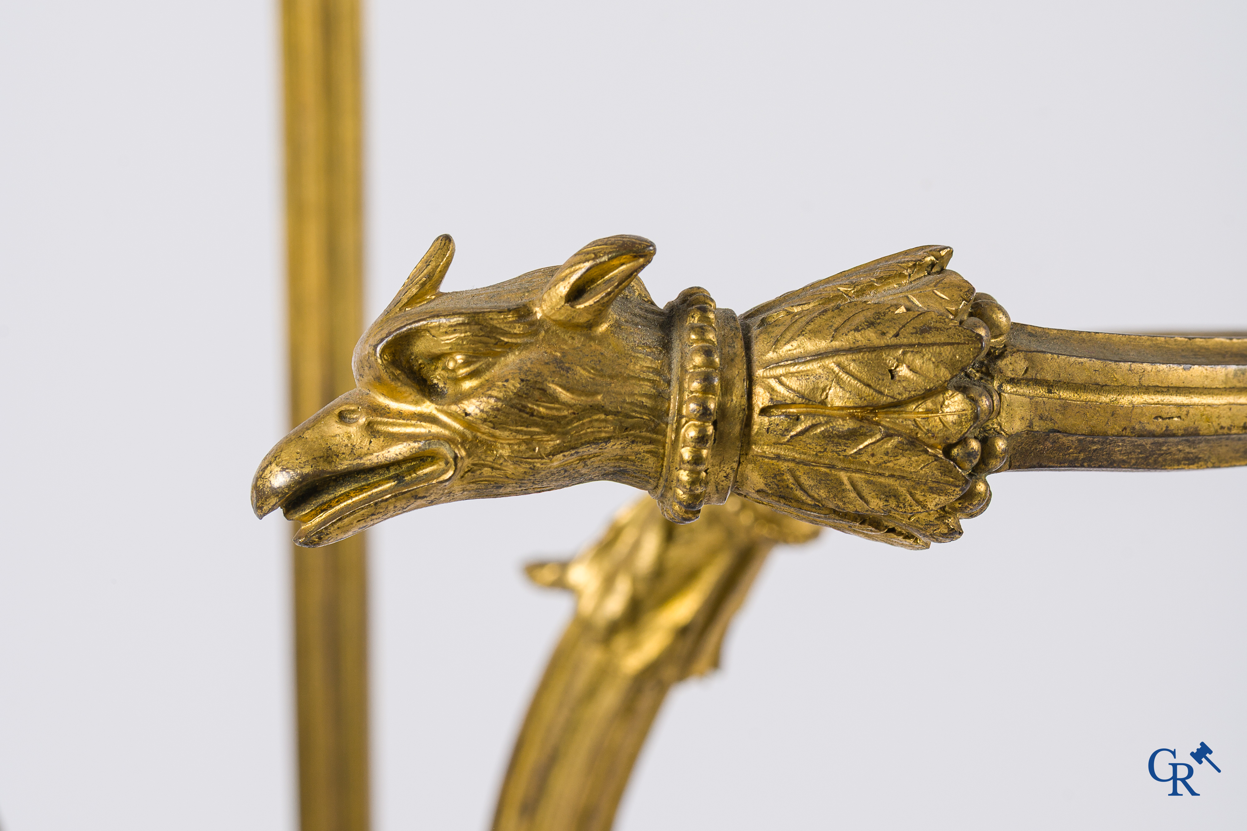 Empire. Porte parapluie met adelaarskoppen in fijn geciseleerde en vergulde brons. Frankrijk, circa 1810.